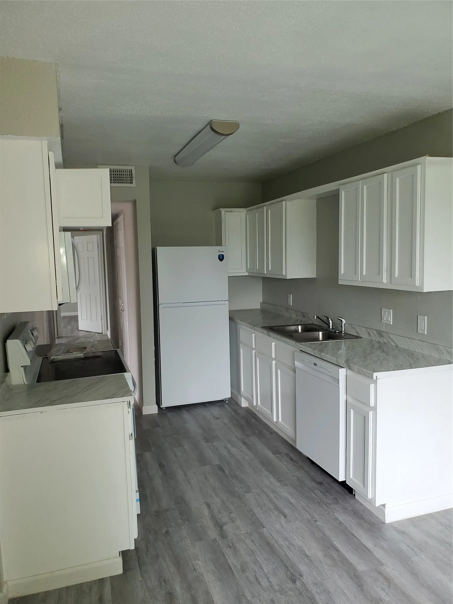 Apartment For Rent in Tarrant County , 6754 Trail Lake Drive B, Fort Worth, Texas 76133, 2 Bedroom, 2 Bathroom, Garage spaces, 1,064 Sqft, built in 1971, mls#21373206, Real Estate Agent in Fort Worth, Homes For Rent in Tarrant county, Homes For Rent in Fort Worth, Realtor in Fort Worth Texas, Real Estate Brokerage Independent Realty Texas, Luminita Cordes Realtor