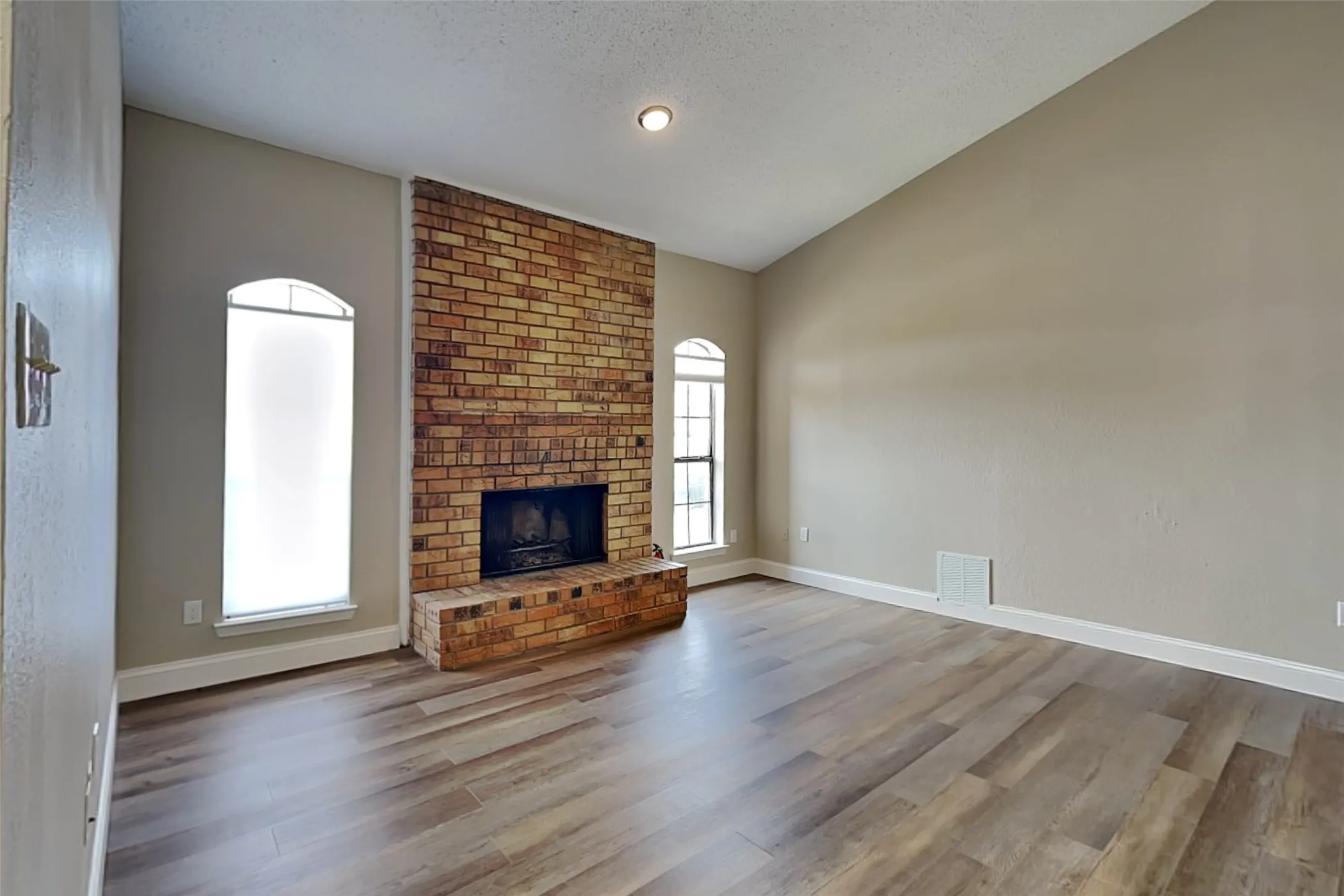 Single Family Residence For Rent in Dallas County , 6204 Alissa Drive, Rowlett, Texas 75089, 3 Bedroom, 2 Bathroom, 2 Garage spaces, 1,521 Sqft, built in 1984, mls#21373051, Real Estate Agent in Rowlett, Homes For Rent in Dallas county, Homes For Rent in Rowlett, Realtor in Rowlett Texas, Real Estate Brokerage Independent Realty Texas, Luminita Cordes Realtor