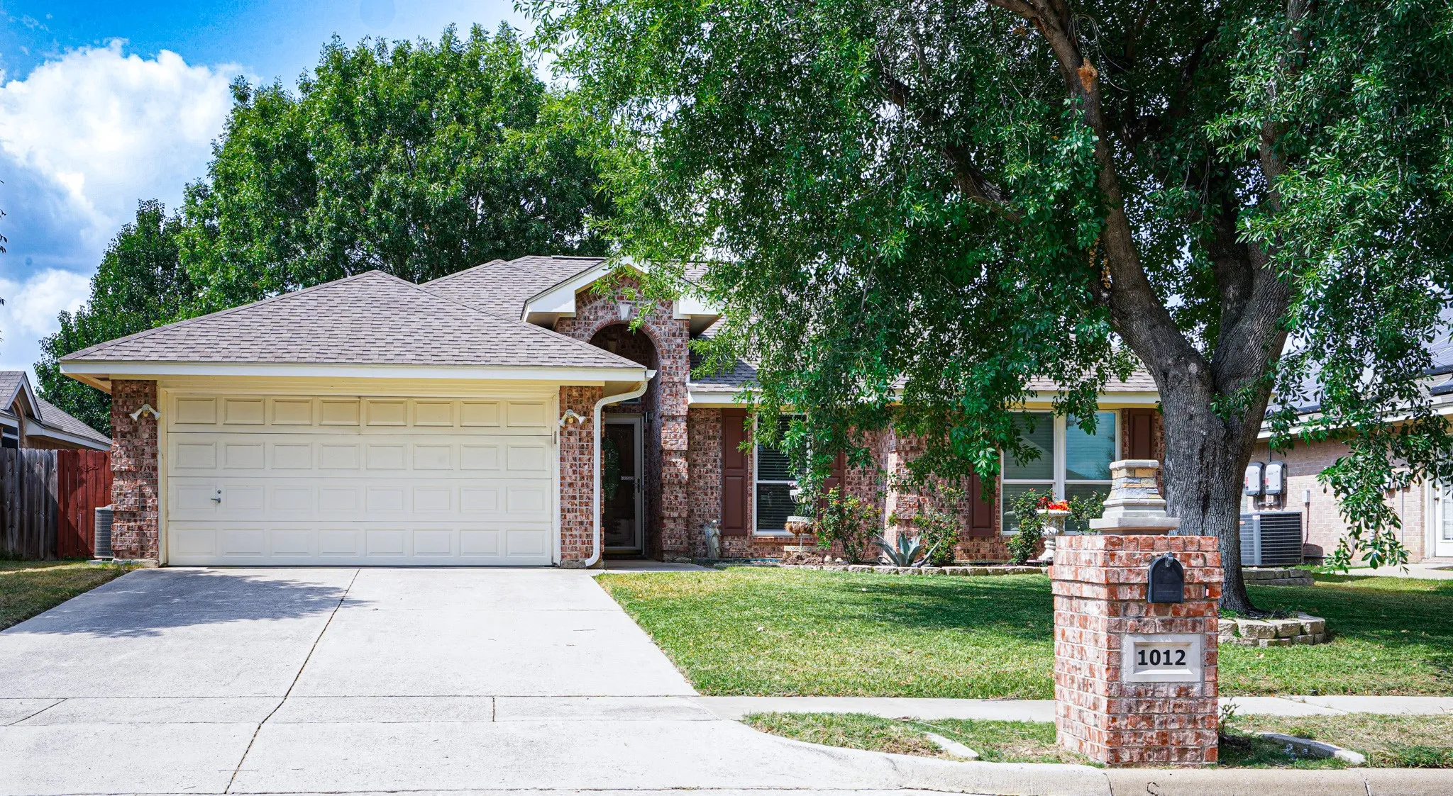 Single Family Residence For Rent in Tarrant County , 1012 Kingsley Drive, Saginaw, Texas 76179, 3 Bedroom, 2 Bathroom, 2 Garage spaces, 1,627 Sqft, built in 2001, mls#21354891, Real Estate Agent in Saginaw, Homes For Rent in Tarrant county, Homes For Rent in Saginaw, Realtor in Saginaw Texas, Real Estate Brokerage Independent Realty Texas, Luminita Cordes Realtor