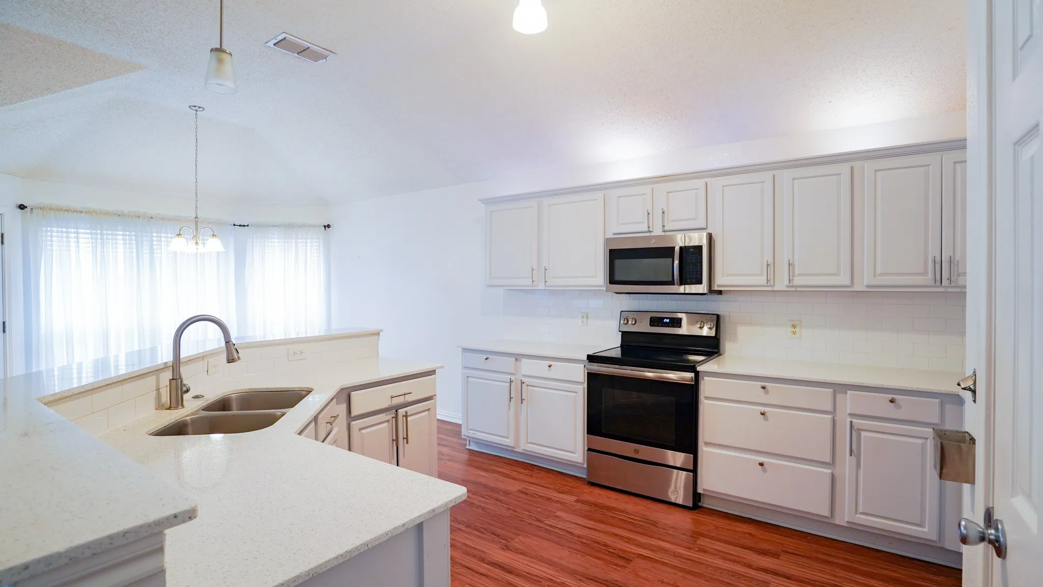 Single Family Residence For Rent in Tarrant County , 1012 Kingsley Drive, Saginaw, Texas 76179, 3 Bedroom, 2 Bathroom, 2 Garage spaces, 1,627 Sqft, built in 2001, mls#21354891, Real Estate Agent in Saginaw, Homes For Rent in Tarrant county, Homes For Rent in Saginaw, Realtor in Saginaw Texas, Real Estate Brokerage Independent Realty Texas, Luminita Cordes Realtor