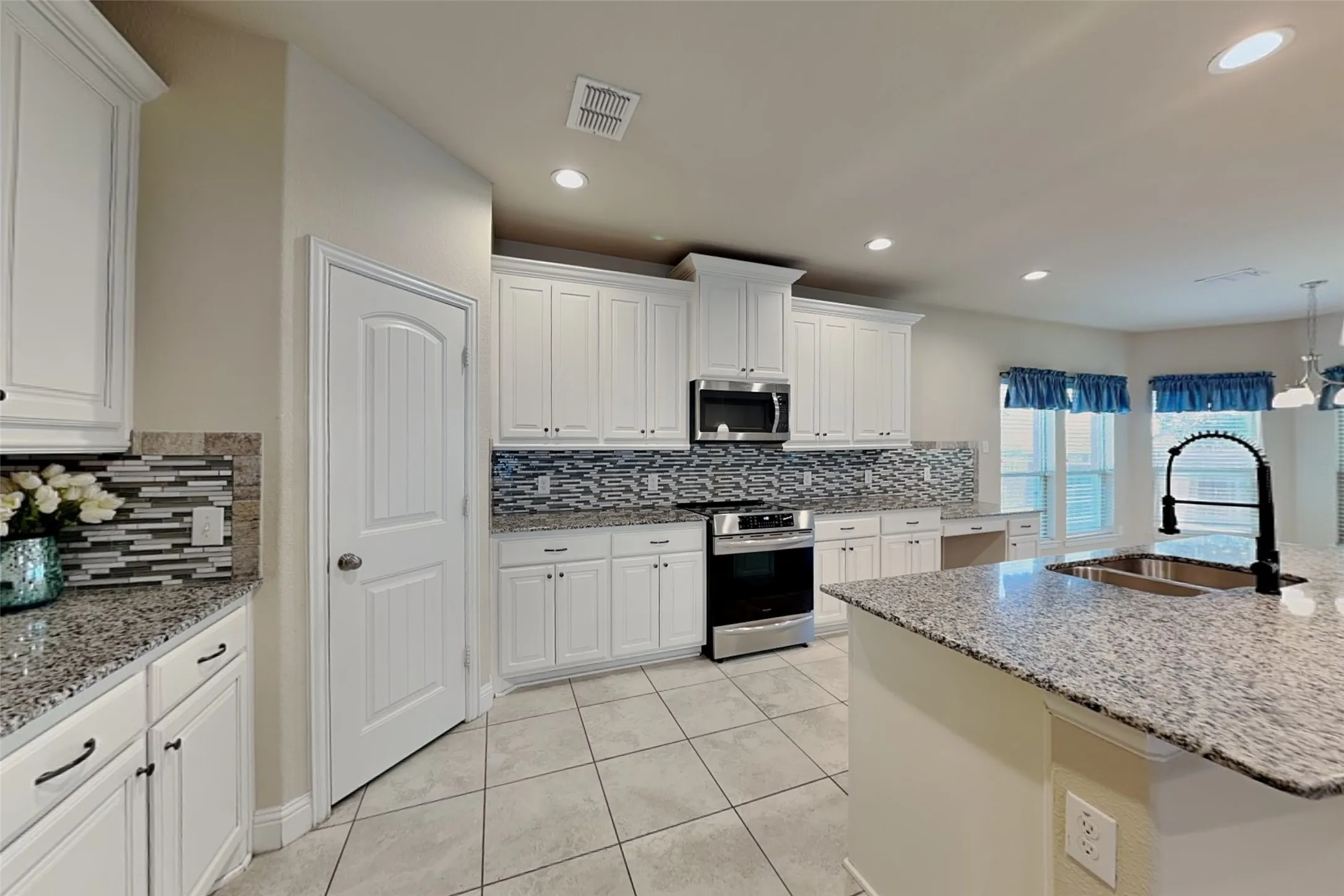 Single Family Residence For Rent in Tarrant County , 7417 Rose Crest Boulevard, Forest Hill, Texas 76140, 3 Bedroom, 2 Bathroom, 2 Garage spaces, 2,339 Sqft, built in 2018, mls#21373050, Real Estate Agent in Forest Hill, Homes For Rent in Tarrant county, Homes For Rent in Forest Hill, Realtor in Forest Hill Texas, Real Estate Brokerage Independent Realty Texas, Luminita Cordes Realtor