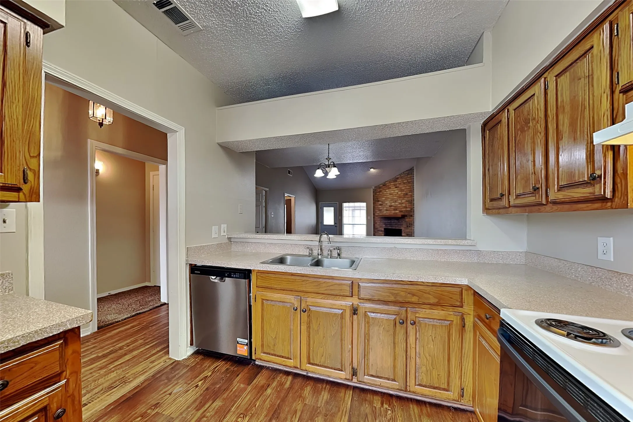 Single Family Residence For Rent in Dallas County , 6324 Alissa Drive, Rowlett, Texas 75089, 2 Bedroom, 2 Bathroom, 2 Garage spaces, 1,150 Sqft, built in 1984, mls#21373044, Real Estate Agent in Rowlett, Homes For Rent in Dallas county, Homes For Rent in Rowlett, Realtor in Rowlett Texas, Real Estate Brokerage Independent Realty Texas, Luminita Cordes Realtor