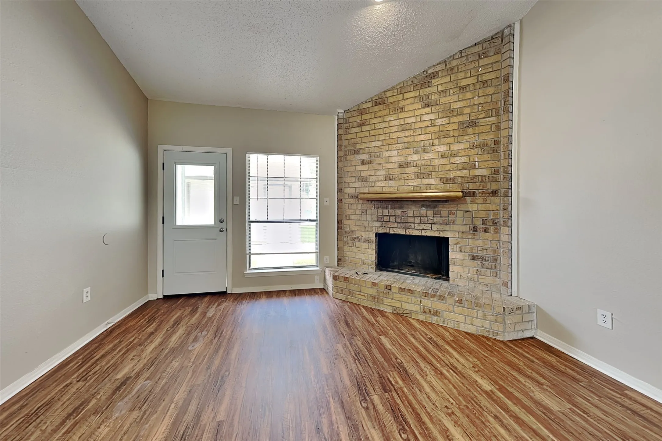 Single Family Residence For Rent in Dallas County , 6324 Alissa Drive, Rowlett, Texas 75089, 2 Bedroom, 2 Bathroom, 2 Garage spaces, 1,150 Sqft, built in 1984, mls#21373044, Real Estate Agent in Rowlett, Homes For Rent in Dallas county, Homes For Rent in Rowlett, Realtor in Rowlett Texas, Real Estate Brokerage Independent Realty Texas, Luminita Cordes Realtor