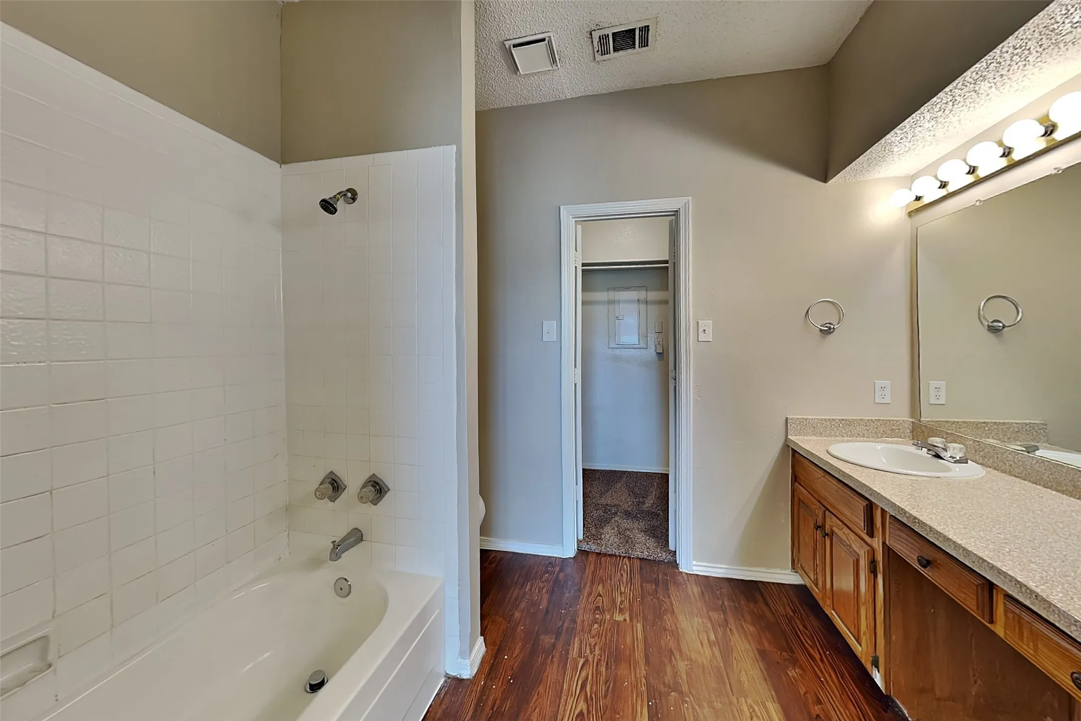 Single Family Residence For Rent in Dallas County , 6324 Alissa Drive, Rowlett, Texas 75089, 2 Bedroom, 2 Bathroom, 2 Garage spaces, 1,150 Sqft, built in 1984, mls#21373044, Real Estate Agent in Rowlett, Homes For Rent in Dallas county, Homes For Rent in Rowlett, Realtor in Rowlett Texas, Real Estate Brokerage Independent Realty Texas, Luminita Cordes Realtor
