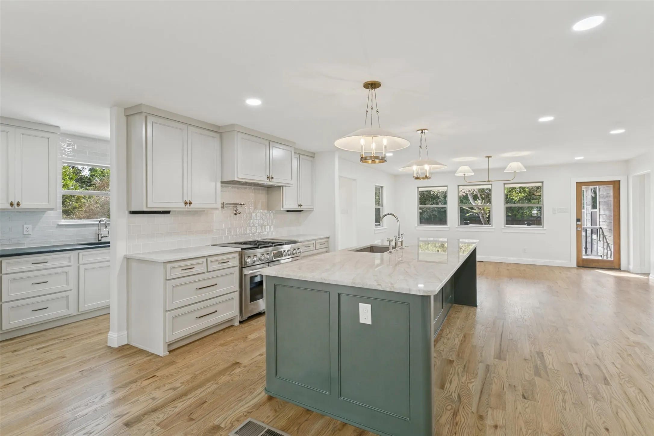 Single Family Residence For Sale in Tarrant County , 1821 Warner Road, Fort Worth, Texas 76110, 5 Bedroom, 4 Bathroom, 2 Garage spaces, 3,390 Sqft, built in 1923, mls#21205204, Real Estate Agent in Fort Worth, Homes For Sale in Tarrant county, Homes For Sale in Fort Worth, Realtor in Fort Worth Texas, Real Estate Brokerage Independent Realty Texas, Luminita Cordes Realtor