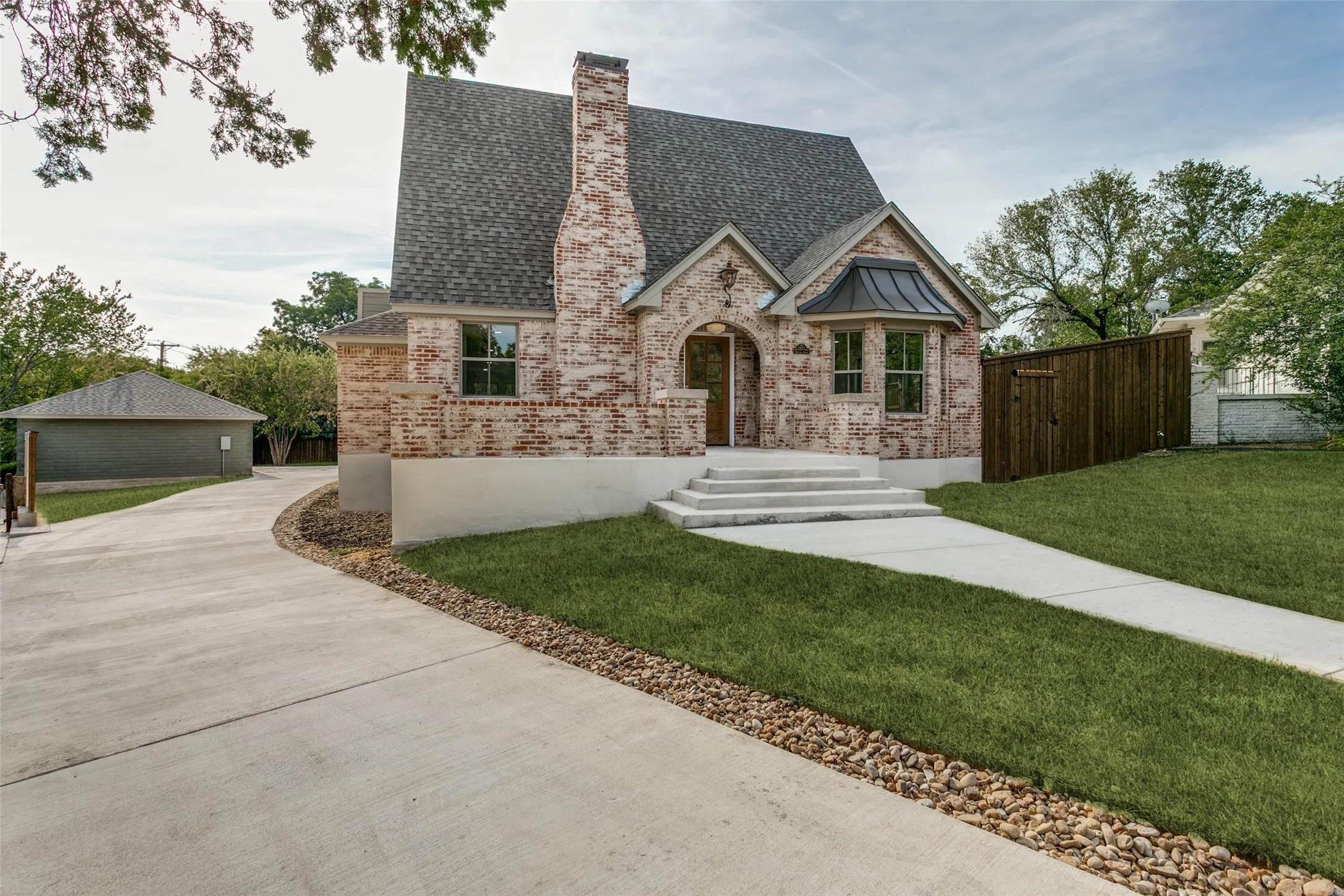 Single Family Residence For Sale in Tarrant County , 1821 Warner Road, Fort Worth, Texas 76110, 5 Bedroom, 4 Bathroom, 2 Garage spaces, 3,390 Sqft, built in 1923, mls#21205204, Real Estate Agent in Fort Worth, Homes For Sale in Tarrant county, Homes For Sale in Fort Worth, Realtor in Fort Worth Texas, Real Estate Brokerage Independent Realty Texas, Luminita Cordes Realtor