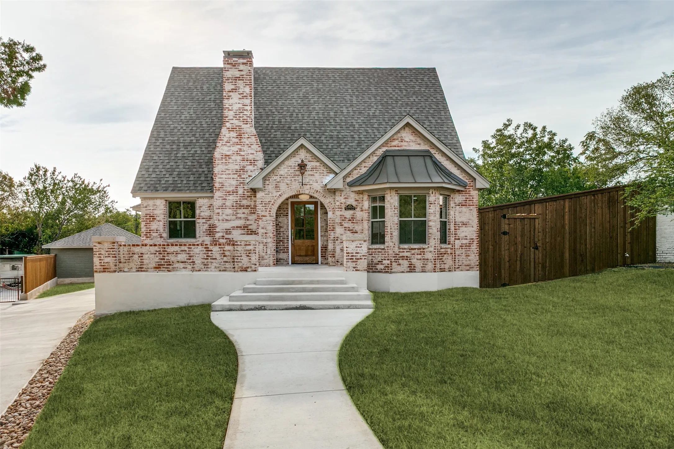 Single Family Residence For Sale in Tarrant County , 1821 Warner Road, Fort Worth, Texas 76110, 5 Bedroom, 4 Bathroom, 2 Garage spaces, 3,390 Sqft, built in 1923, mls#21205204, Real Estate Agent in Fort Worth, Homes For Sale in Tarrant county, Homes For Sale in Fort Worth, Realtor in Fort Worth Texas, Real Estate Brokerage Independent Realty Texas, Luminita Cordes Realtor