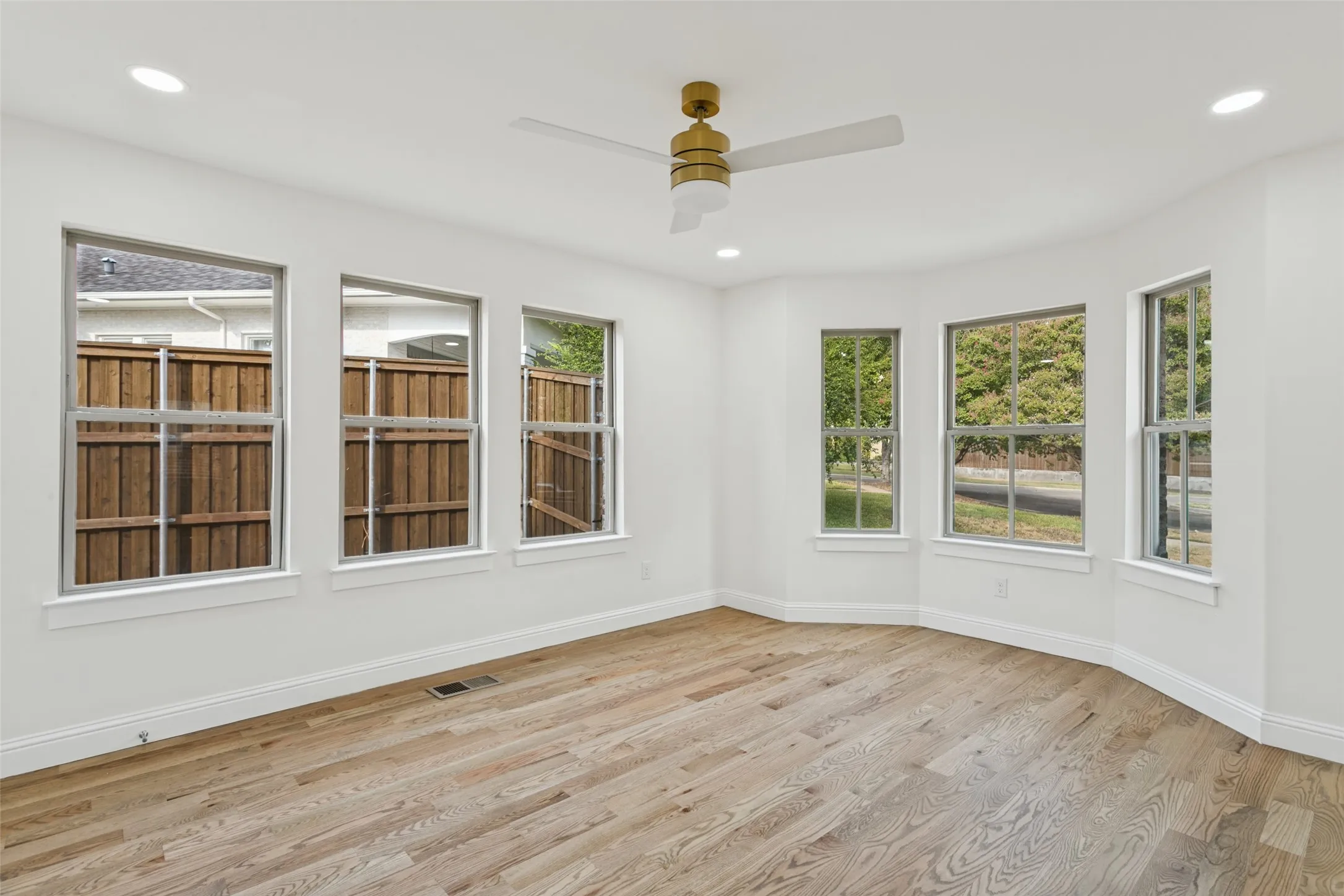 Single Family Residence For Sale in Tarrant County , 1821 Warner Road, Fort Worth, Texas 76110, 5 Bedroom, 4 Bathroom, 2 Garage spaces, 3,390 Sqft, built in 1923, mls#21205204, Real Estate Agent in Fort Worth, Homes For Sale in Tarrant county, Homes For Sale in Fort Worth, Realtor in Fort Worth Texas, Real Estate Brokerage Independent Realty Texas, Luminita Cordes Realtor