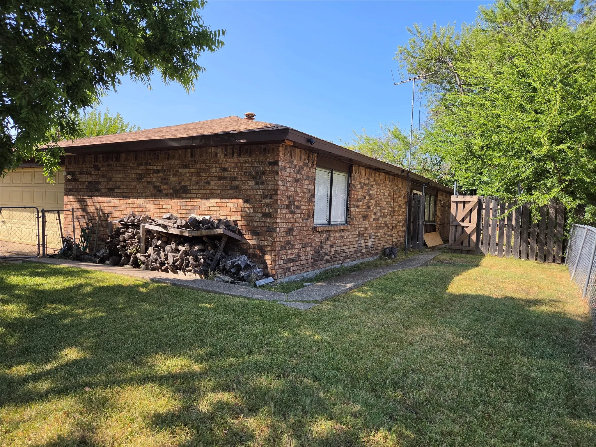 Single Family Residence For Rent in Rockwall County , 8902 VERNON, Rowlett, Texas 75088, 3 Bedroom, 2 Bathroom, 2 Garage spaces, 1,791 Sqft, built in 1980, mls#21373189, Real Estate Agent in Rowlett, Homes For Rent in Rockwall county, Homes For Rent in Rowlett, Realtor in Rowlett Texas, Real Estate Brokerage Independent Realty Texas, Luminita Cordes Realtor
