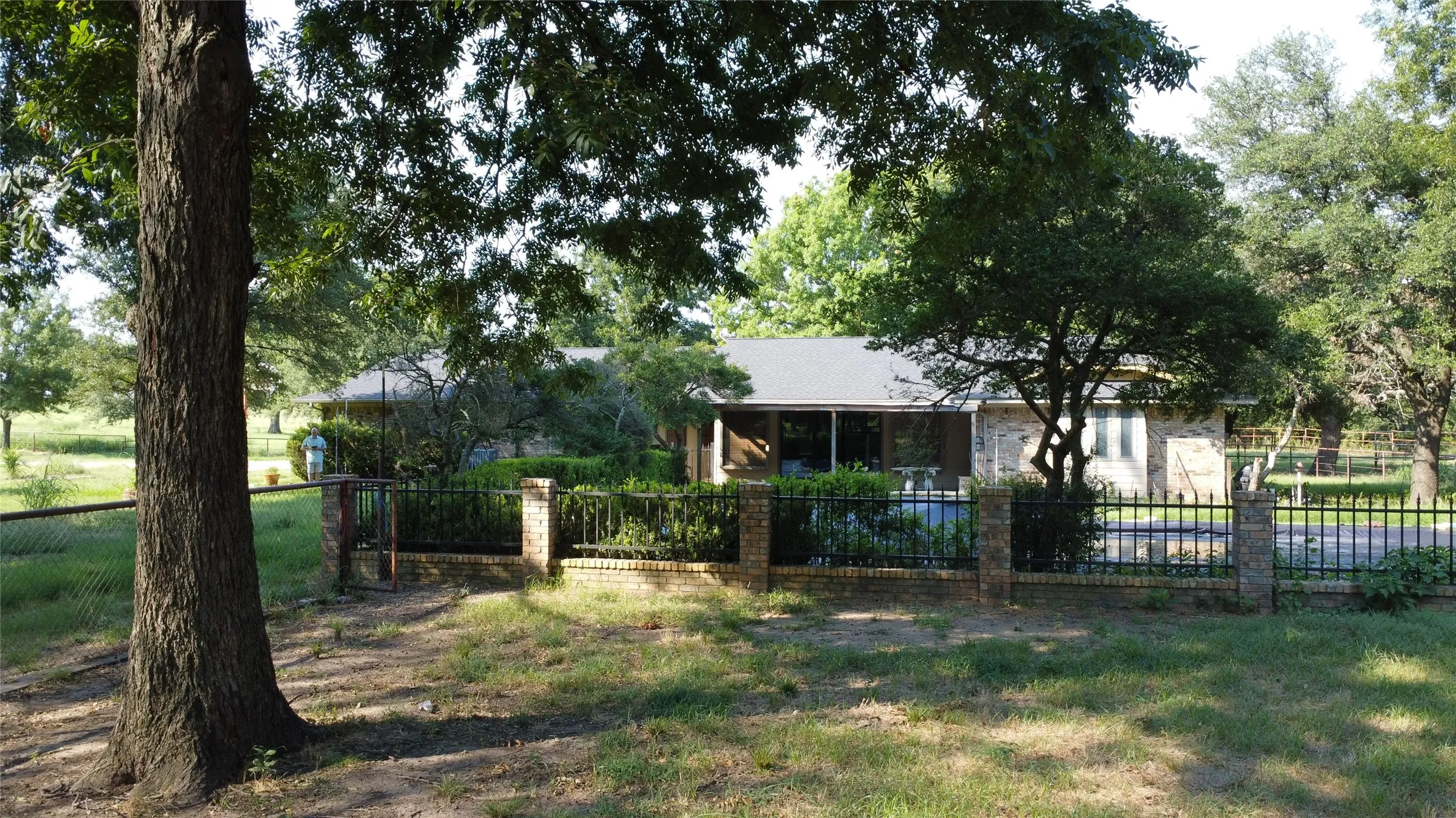 Single Family Residence For Sale in Cooke County , 2815 Fm 3092, Gainesville, Texas 76240, 3 Bedroom, 3 Bathroom, 2 Garage spaces, 2,237 Sqft, built in 1978, mls#21373249, Real Estate Agent in Gainesville, Homes For Sale in Cooke county, Homes For Sale in Gainesville, Realtor in Gainesville Texas, Real Estate Brokerage Independent Realty Texas, Luminita Cordes Realtor