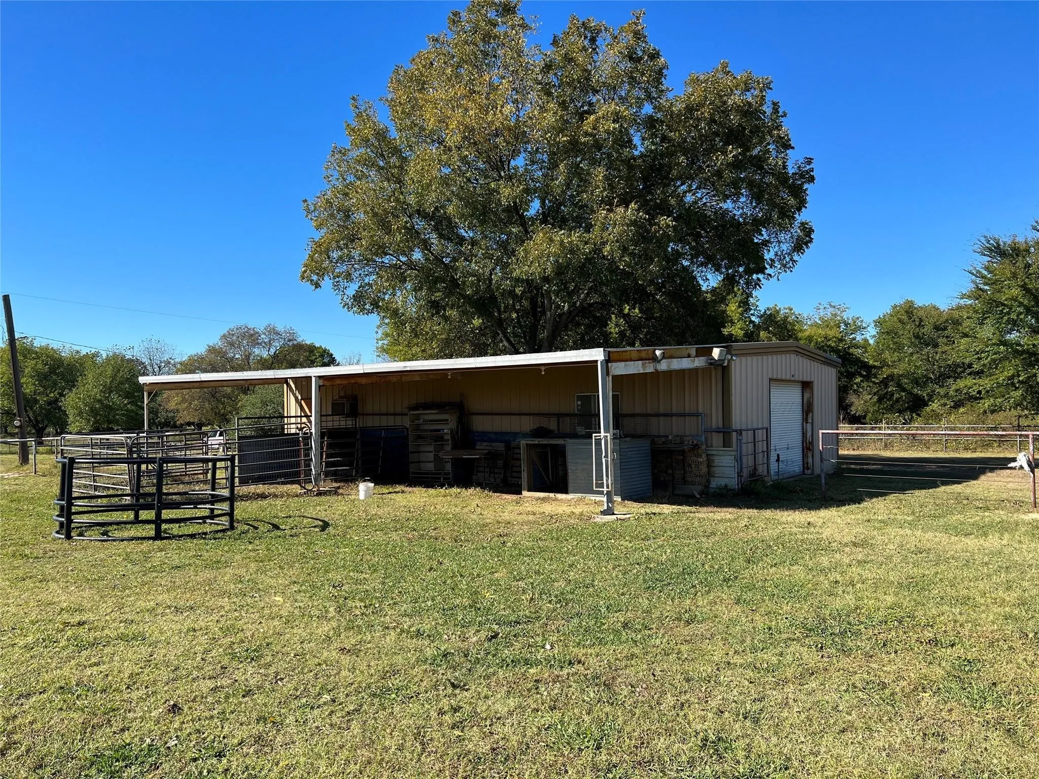 Single Family Residence For Sale in Cooke County , 2815 Fm 3092, Gainesville, Texas 76240, 3 Bedroom, 3 Bathroom, 2 Garage spaces, 2,237 Sqft, built in 1978, mls#21373249, Real Estate Agent in Gainesville, Homes For Sale in Cooke county, Homes For Sale in Gainesville, Realtor in Gainesville Texas, Real Estate Brokerage Independent Realty Texas, Luminita Cordes Realtor