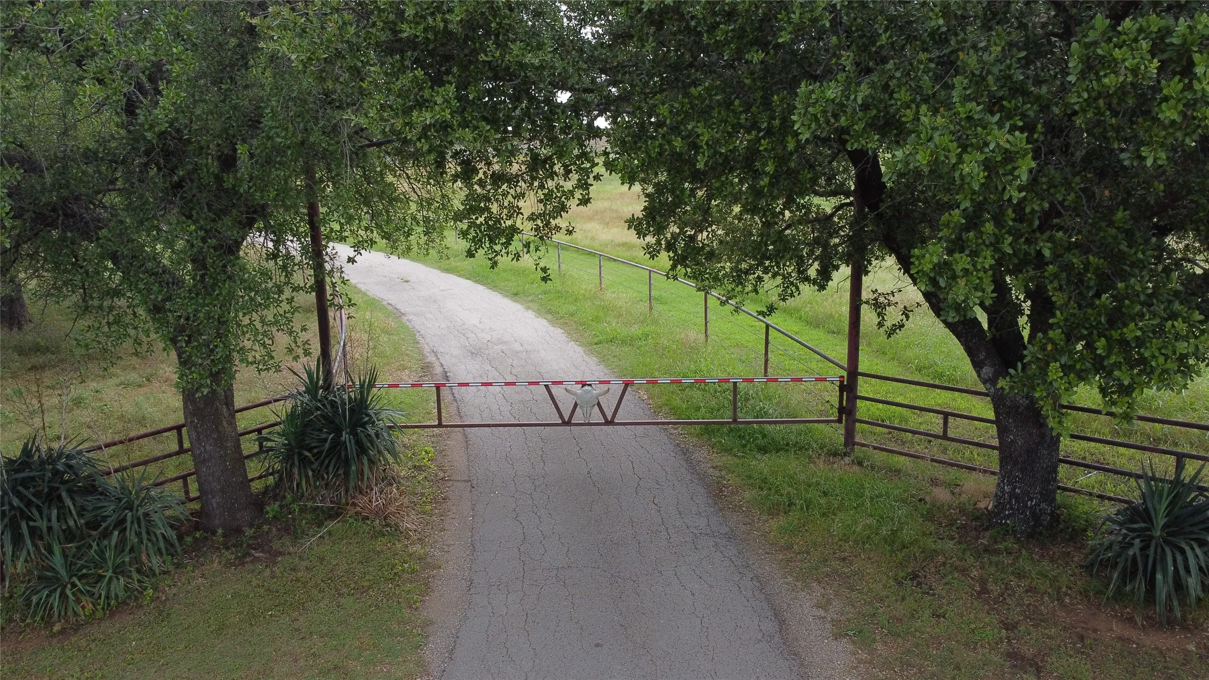 Single Family Residence For Sale in Cooke County , 2815 Fm 3092, Gainesville, Texas 76240, 3 Bedroom, 3 Bathroom, 2 Garage spaces, 2,237 Sqft, built in 1978, mls#21373249, Real Estate Agent in Gainesville, Homes For Sale in Cooke county, Homes For Sale in Gainesville, Realtor in Gainesville Texas, Real Estate Brokerage Independent Realty Texas, Luminita Cordes Realtor