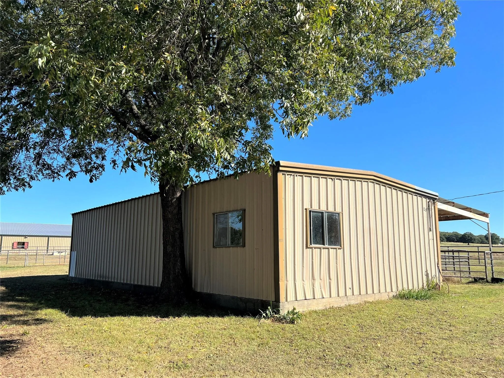 Single Family Residence For Sale in Cooke County , 2815 Fm 3092, Gainesville, Texas 76240, 3 Bedroom, 3 Bathroom, 2 Garage spaces, 2,237 Sqft, built in 1978, mls#21373249, Real Estate Agent in Gainesville, Homes For Sale in Cooke county, Homes For Sale in Gainesville, Realtor in Gainesville Texas, Real Estate Brokerage Independent Realty Texas, Luminita Cordes Realtor