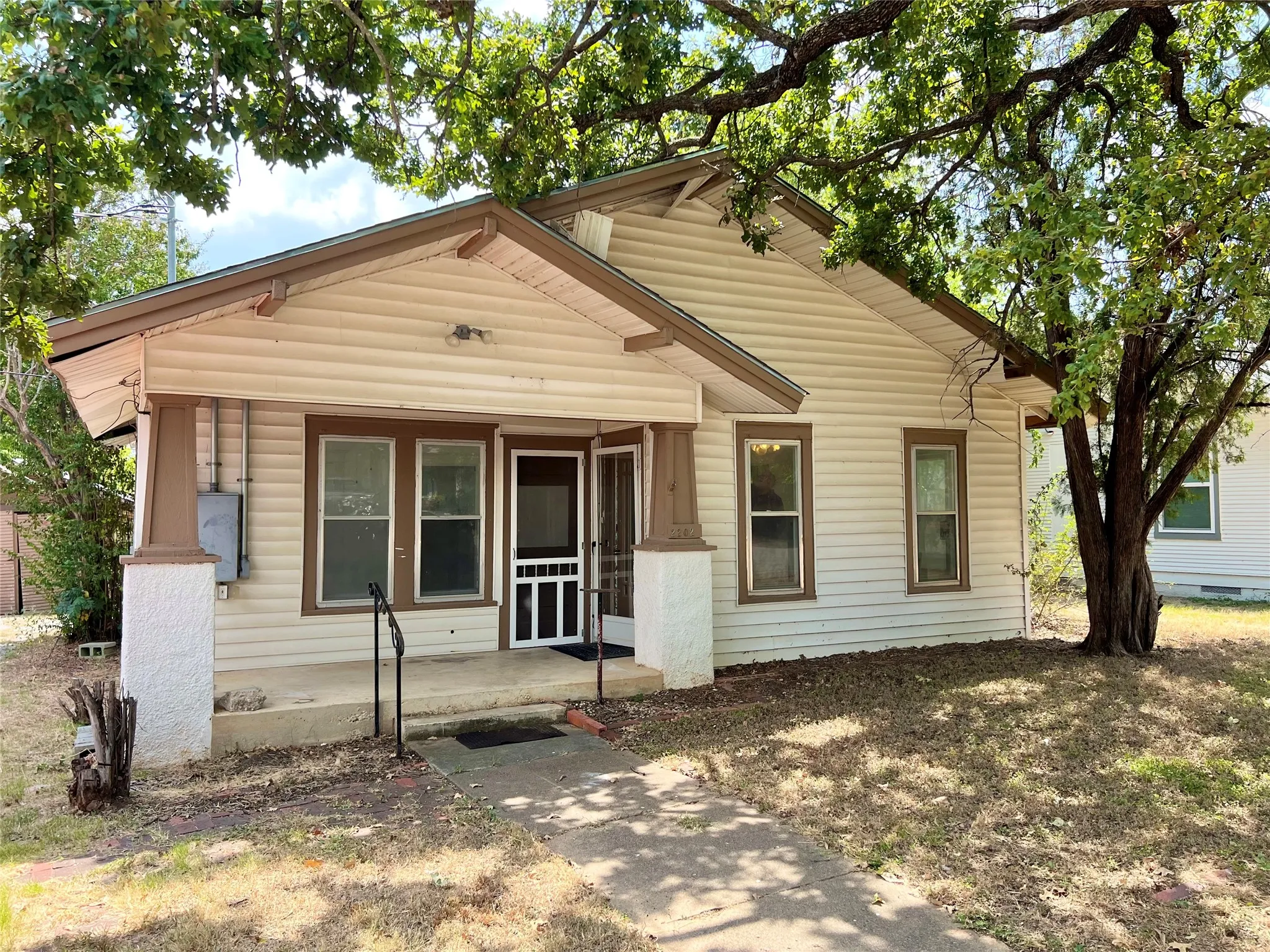 Single Family Residence For Sale in Brown County , 2202 Avenue E, Brownwood, Texas 76801, 2 Bedroom, 1 Bathroom, 1 Garage spaces, 904 Sqft, built in 0, mls#21371701, Real Estate Agent in Brownwood, Homes For Sale in Brown county, Homes For Sale in Brownwood, Realtor in Brownwood Texas, Real Estate Brokerage Independent Realty Texas, Luminita Cordes Realtor
