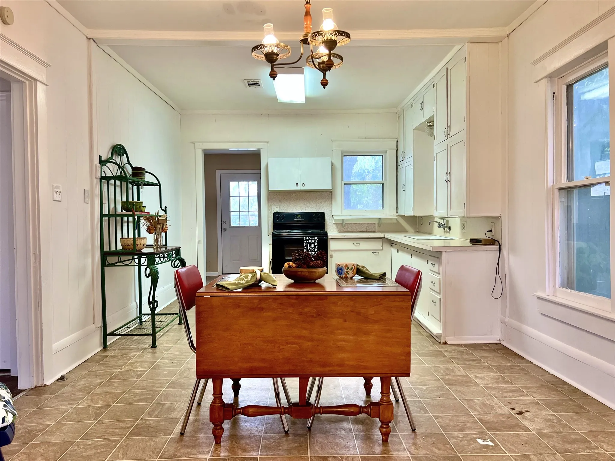 Single Family Residence For Sale in Brown County , 2202 Avenue E, Brownwood, Texas 76801, 2 Bedroom, 1 Bathroom, 1 Garage spaces, 904 Sqft, built in 0, mls#21371701, Real Estate Agent in Brownwood, Homes For Sale in Brown county, Homes For Sale in Brownwood, Realtor in Brownwood Texas, Real Estate Brokerage Independent Realty Texas, Luminita Cordes Realtor