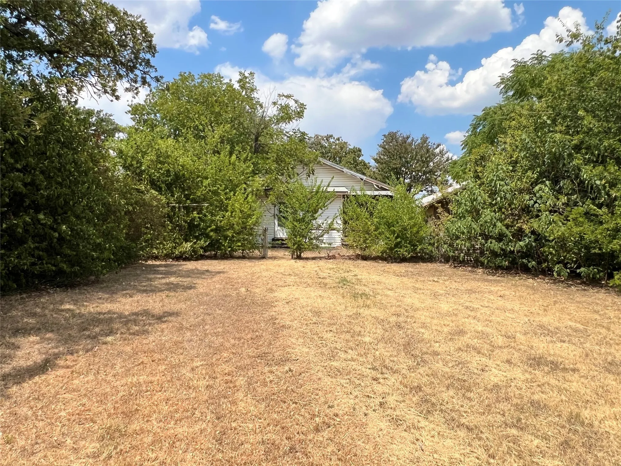 Single Family Residence For Sale in Brown County , 2202 Avenue E, Brownwood, Texas 76801, 2 Bedroom, 1 Bathroom, 1 Garage spaces, 904 Sqft, built in 0, mls#21371701, Real Estate Agent in Brownwood, Homes For Sale in Brown county, Homes For Sale in Brownwood, Realtor in Brownwood Texas, Real Estate Brokerage Independent Realty Texas, Luminita Cordes Realtor