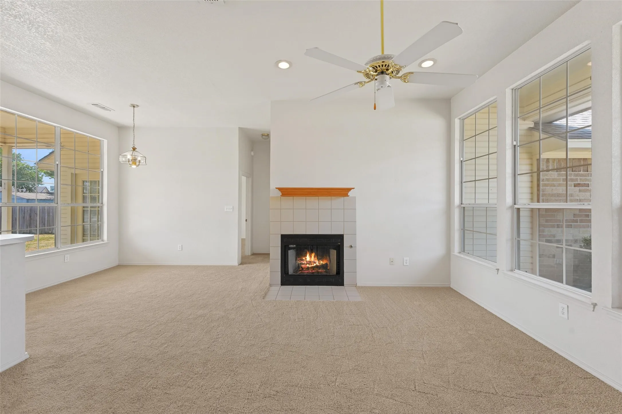 Single Family Residence For Sale in Denton County , 419 Strata Drive, Denton, Texas 76201, 3 Bedroom, 2 Bathroom, 2 Garage spaces, 1,351 Sqft, built in 1993, mls#21372374, Real Estate Agent in Denton, Homes For Sale in Denton county, Homes For Sale in Denton, Realtor in Denton Texas, Real Estate Brokerage Independent Realty Texas, Luminita Cordes Realtor