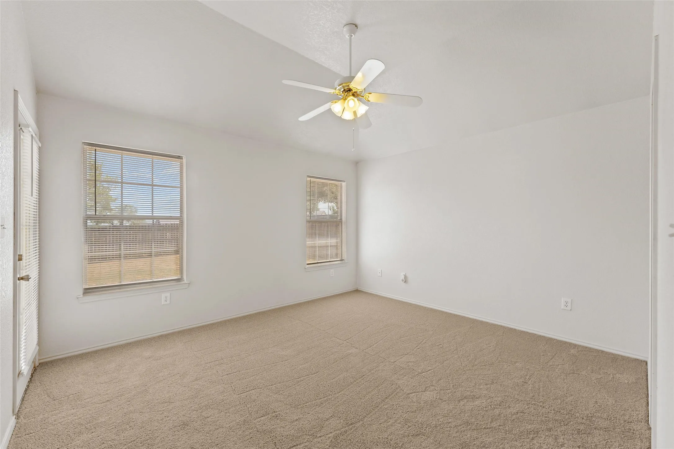 Single Family Residence For Sale in Denton County , 419 Strata Drive, Denton, Texas 76201, 3 Bedroom, 2 Bathroom, 2 Garage spaces, 1,351 Sqft, built in 1993, mls#21372374, Real Estate Agent in Denton, Homes For Sale in Denton county, Homes For Sale in Denton, Realtor in Denton Texas, Real Estate Brokerage Independent Realty Texas, Luminita Cordes Realtor