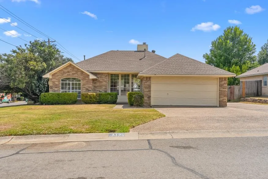 Single Family Residence For Sale in Denton County , 419 Strata Drive, Denton, Texas 76201, 3 Bedroom, 2 Bathroom, 2 Garage spaces, 1,351 Sqft, built in 1993, mls#21372374, Real Estate Agent in Denton, Homes For Sale in Denton county, Homes For Sale in Denton, Realtor in Denton Texas, Real Estate Brokerage Independent Realty Texas, Luminita Cordes Realtor