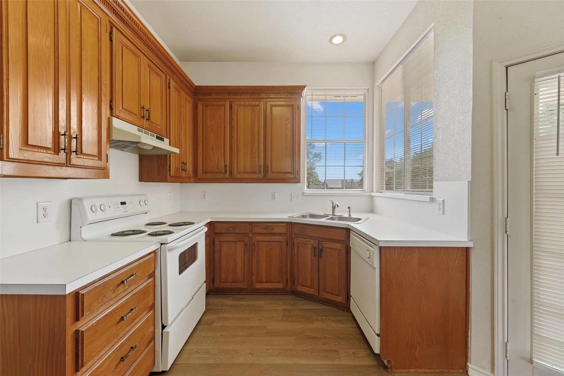 Single Family Residence For Sale in Denton County , 419 Strata Drive, Denton, Texas 76201, 3 Bedroom, 2 Bathroom, 2 Garage spaces, 1,351 Sqft, built in 1993, mls#21372374, Real Estate Agent in Denton, Homes For Sale in Denton county, Homes For Sale in Denton, Realtor in Denton Texas, Real Estate Brokerage Independent Realty Texas, Luminita Cordes Realtor