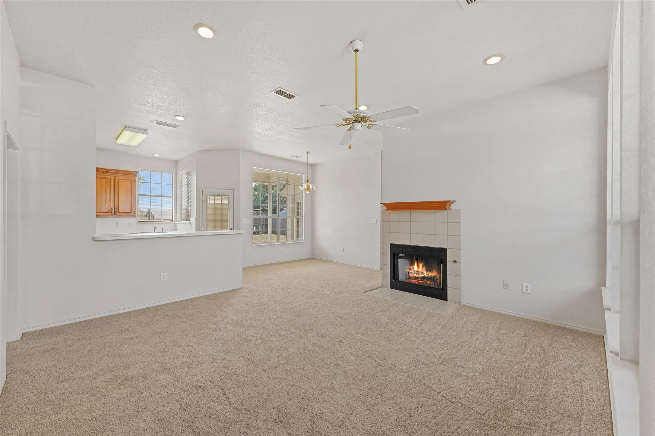 Single Family Residence For Sale in Denton County , 419 Strata Drive, Denton, Texas 76201, 3 Bedroom, 2 Bathroom, 2 Garage spaces, 1,351 Sqft, built in 1993, mls#21372374, Real Estate Agent in Denton, Homes For Sale in Denton county, Homes For Sale in Denton, Realtor in Denton Texas, Real Estate Brokerage Independent Realty Texas, Luminita Cordes Realtor