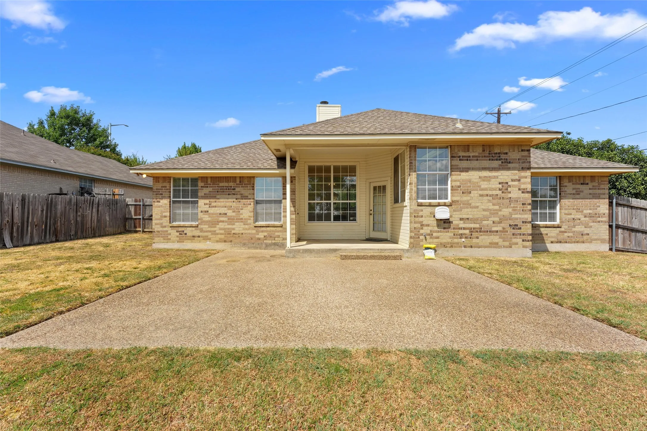 Single Family Residence For Sale in Denton County , 419 Strata Drive, Denton, Texas 76201, 3 Bedroom, 2 Bathroom, 2 Garage spaces, 1,351 Sqft, built in 1993, mls#21372374, Real Estate Agent in Denton, Homes For Sale in Denton county, Homes For Sale in Denton, Realtor in Denton Texas, Real Estate Brokerage Independent Realty Texas, Luminita Cordes Realtor
