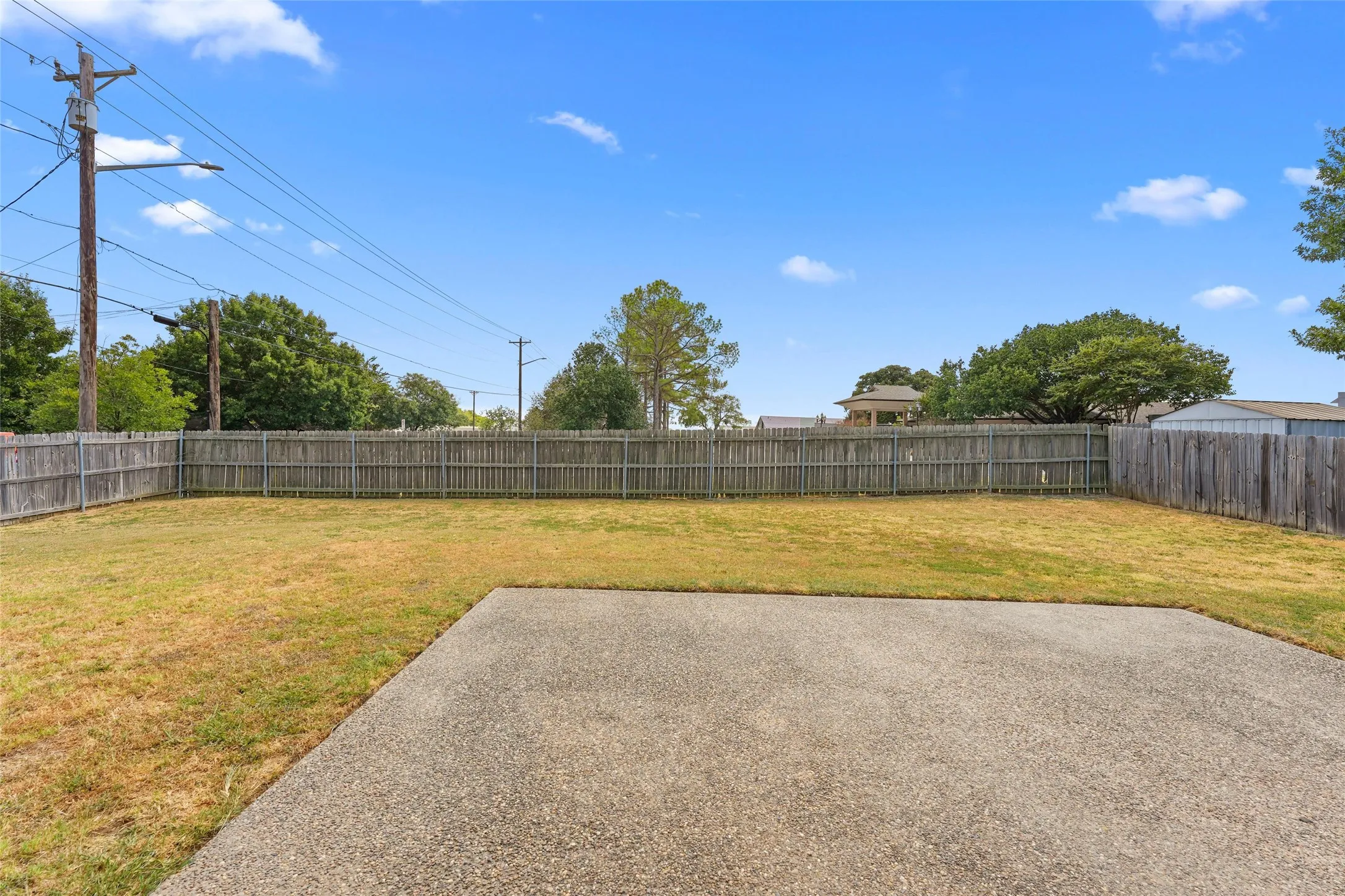 Single Family Residence For Sale in Denton County , 419 Strata Drive, Denton, Texas 76201, 3 Bedroom, 2 Bathroom, 2 Garage spaces, 1,351 Sqft, built in 1993, mls#21372374, Real Estate Agent in Denton, Homes For Sale in Denton county, Homes For Sale in Denton, Realtor in Denton Texas, Real Estate Brokerage Independent Realty Texas, Luminita Cordes Realtor