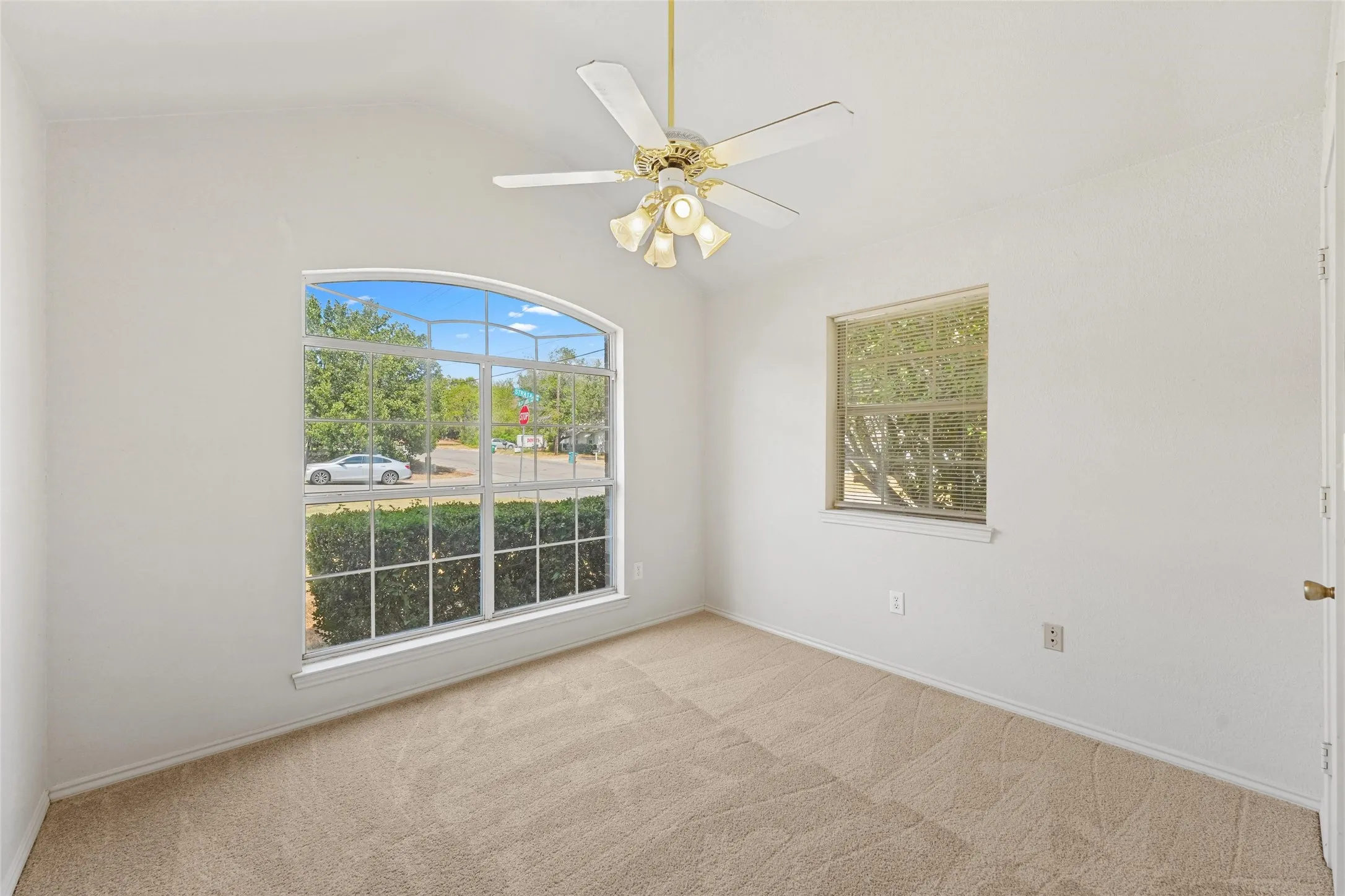 Single Family Residence For Sale in Denton County , 419 Strata Drive, Denton, Texas 76201, 3 Bedroom, 2 Bathroom, 2 Garage spaces, 1,351 Sqft, built in 1993, mls#21372374, Real Estate Agent in Denton, Homes For Sale in Denton county, Homes For Sale in Denton, Realtor in Denton Texas, Real Estate Brokerage Independent Realty Texas, Luminita Cordes Realtor