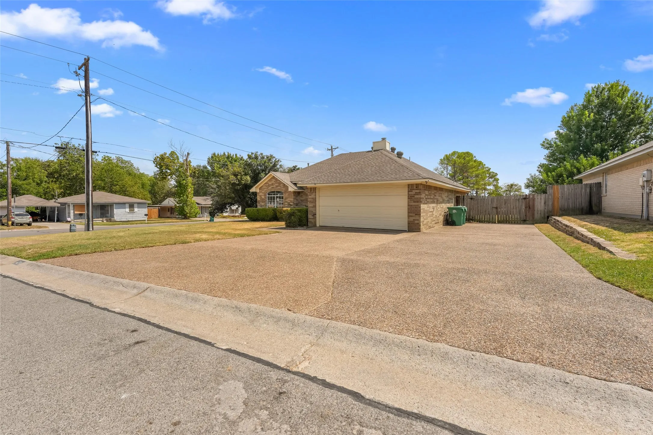 Single Family Residence For Sale in Denton County , 419 Strata Drive, Denton, Texas 76201, 3 Bedroom, 2 Bathroom, 2 Garage spaces, 1,351 Sqft, built in 1993, mls#21372374, Real Estate Agent in Denton, Homes For Sale in Denton county, Homes For Sale in Denton, Realtor in Denton Texas, Real Estate Brokerage Independent Realty Texas, Luminita Cordes Realtor