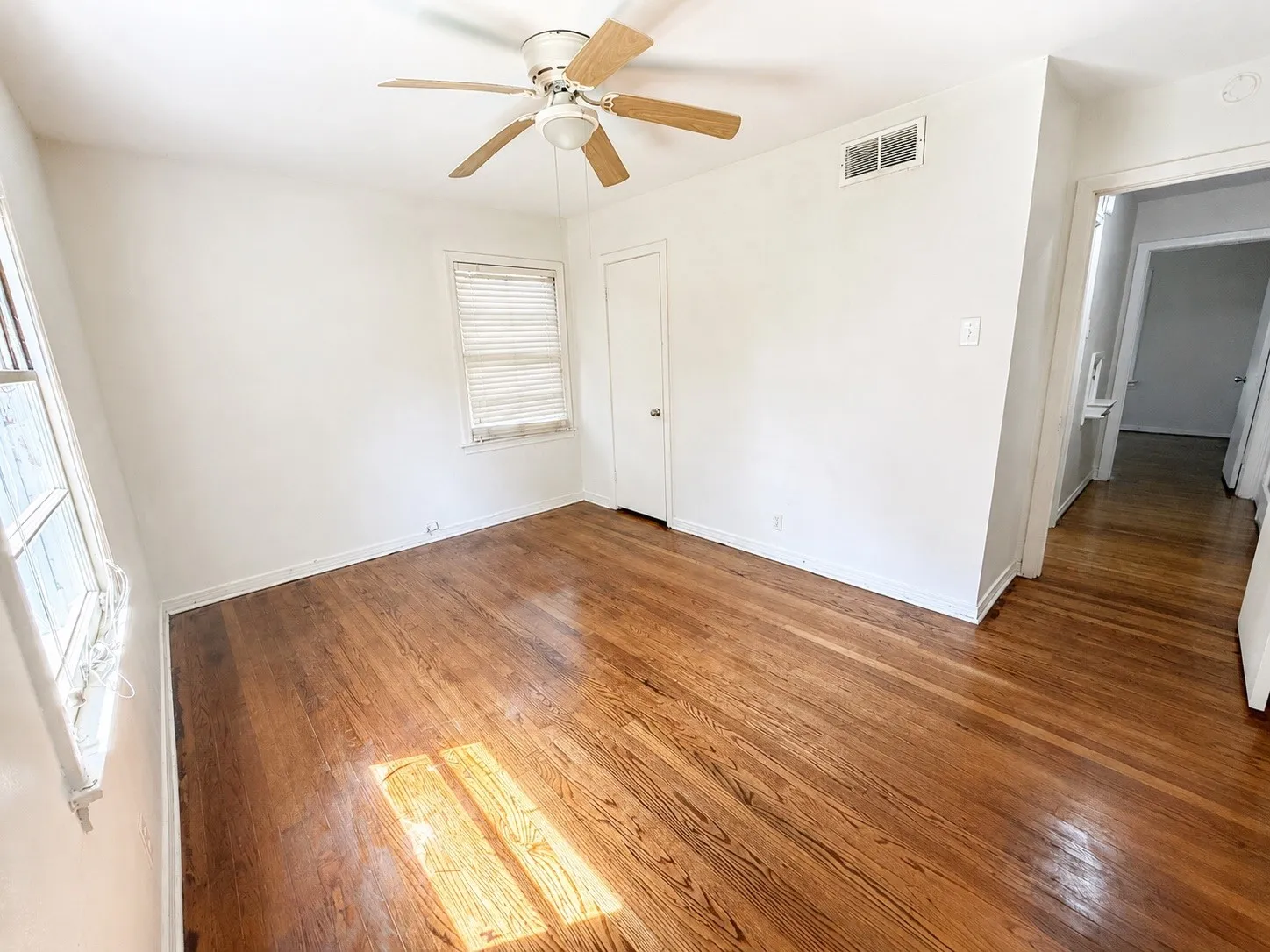 Single Family Residence For Sale in Dallas County , 11214 Ulloa Lane, Dallas, Texas 75228, 3 Bedroom, 1 Bathroom, 1 Garage spaces, 1,072 Sqft, built in 1952, mls#21372760, Real Estate Agent in Dallas, Homes For Sale in Dallas county, Homes For Sale in Dallas, Realtor in Dallas Texas, Real Estate Brokerage Independent Realty Texas, Luminita Cordes Realtor