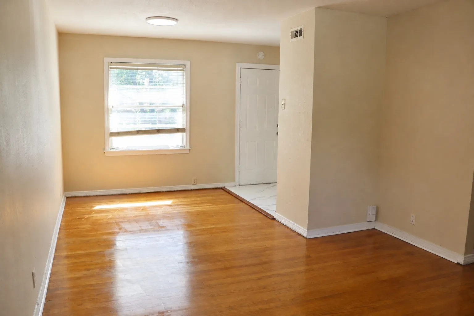 Single Family Residence For Sale in Dallas County , 11214 Ulloa Lane, Dallas, Texas 75228, 3 Bedroom, 1 Bathroom, 1 Garage spaces, 1,072 Sqft, built in 1952, mls#21372760, Real Estate Agent in Dallas, Homes For Sale in Dallas county, Homes For Sale in Dallas, Realtor in Dallas Texas, Real Estate Brokerage Independent Realty Texas, Luminita Cordes Realtor