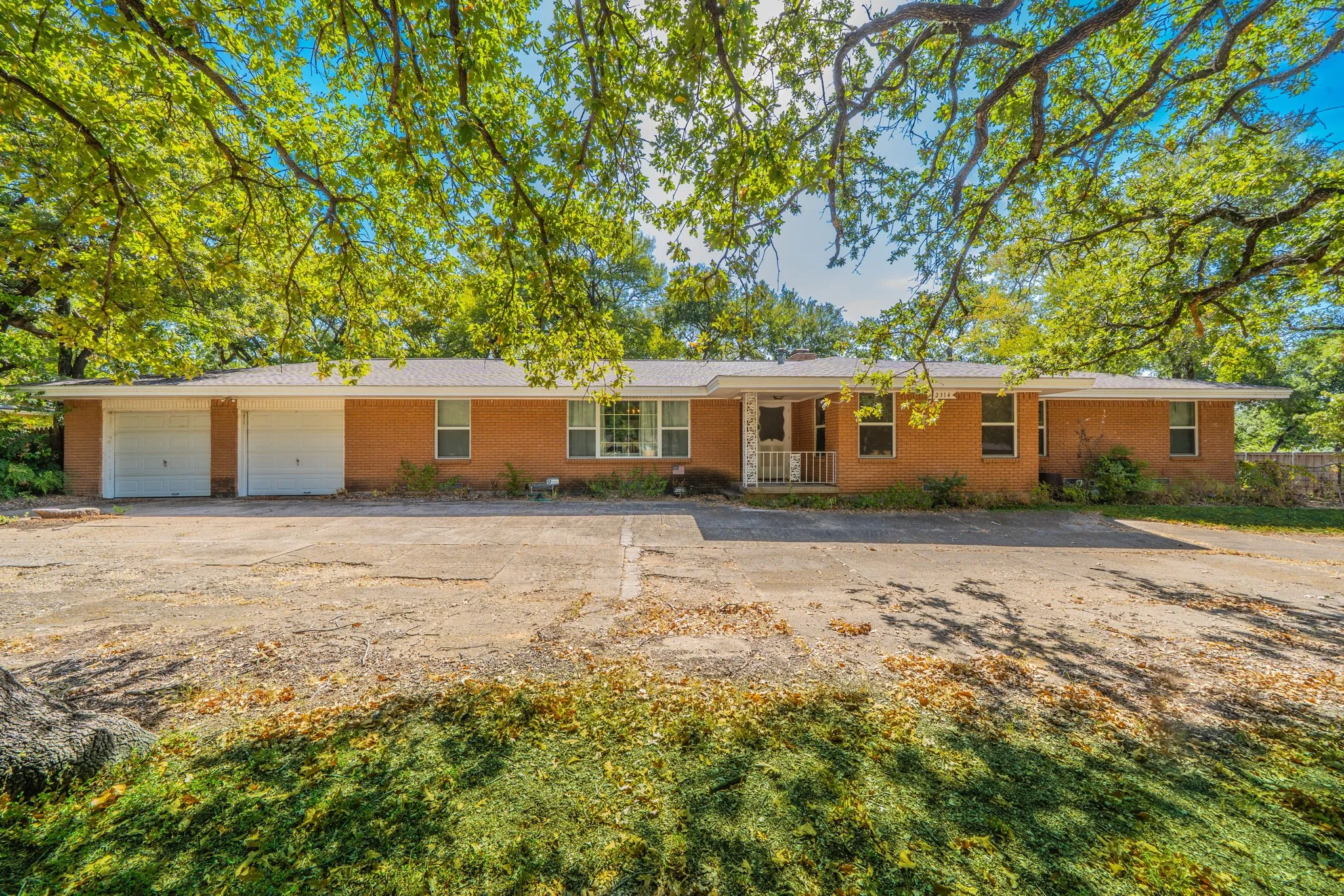 Single Family Residence For Sale in Dallas County , 2314 Ingleside Drive, Grand Prairie, Texas 75050, 4 Bedroom, 2 Bathroom, 2 Garage spaces, 2,235 Sqft, built in 1958, mls#21368220, Real Estate Agent in Grand Prairie, Homes For Sale in Dallas county, Homes For Sale in Grand Prairie, Realtor in Grand Prairie Texas, Real Estate Brokerage Independent Realty Texas, Luminita Cordes Realtor