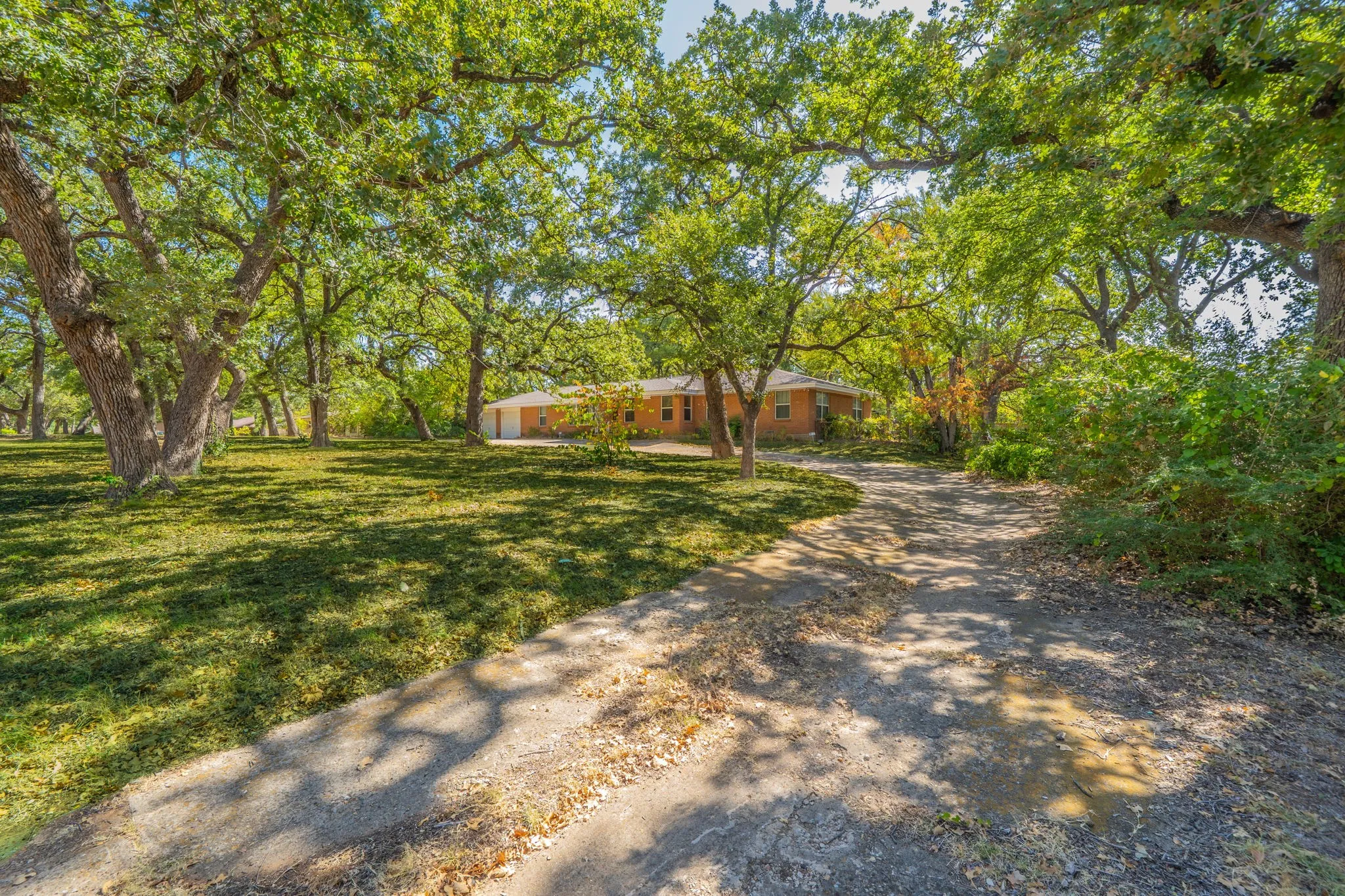 Single Family Residence For Sale in Dallas County , 2314 Ingleside Drive, Grand Prairie, Texas 75050, 4 Bedroom, 2 Bathroom, 2 Garage spaces, 2,235 Sqft, built in 1958, mls#21368220, Real Estate Agent in Grand Prairie, Homes For Sale in Dallas county, Homes For Sale in Grand Prairie, Realtor in Grand Prairie Texas, Real Estate Brokerage Independent Realty Texas, Luminita Cordes Realtor
