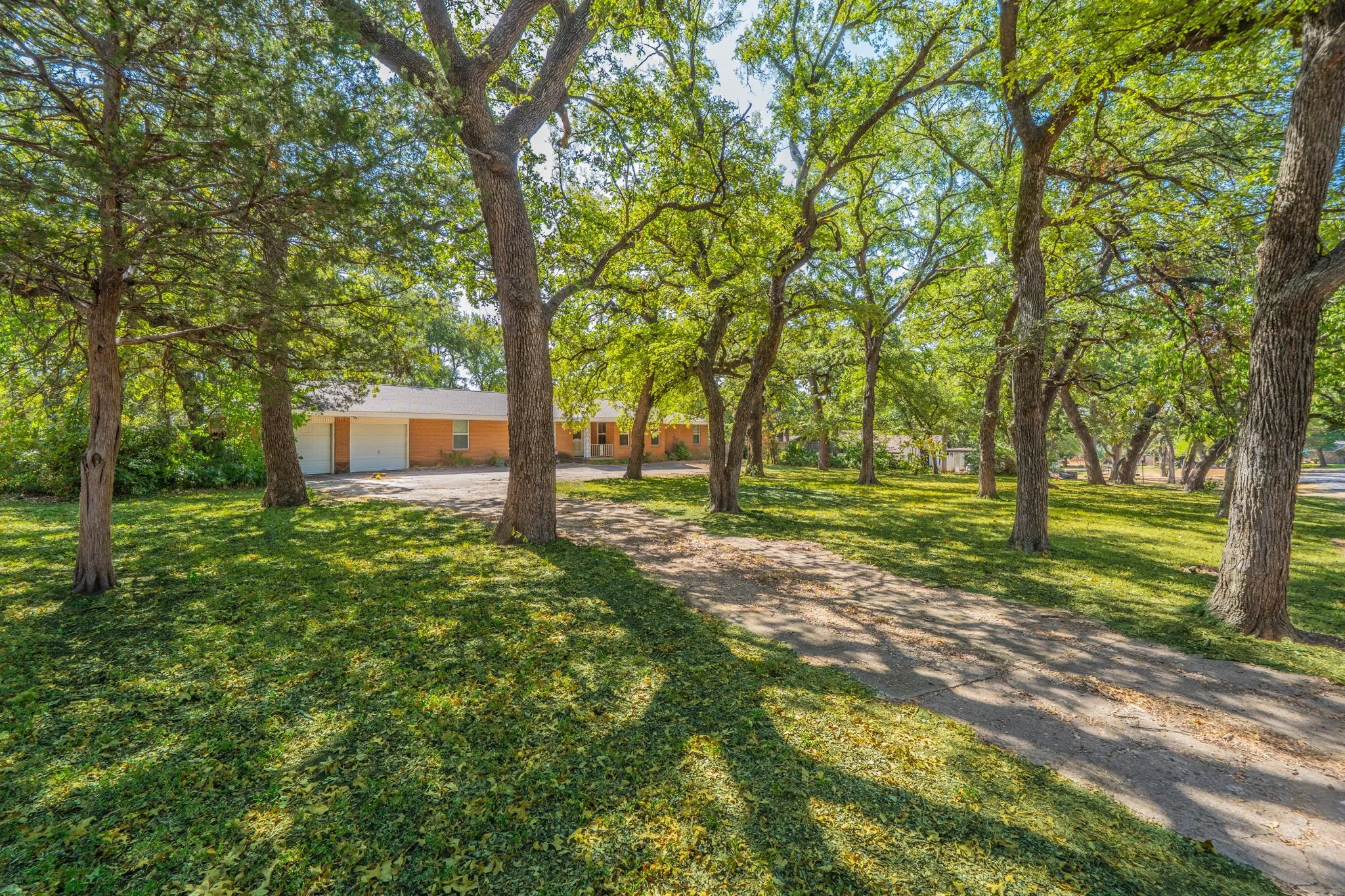 Single Family Residence For Sale in Dallas County , 2314 Ingleside Drive, Grand Prairie, Texas 75050, 4 Bedroom, 2 Bathroom, 2 Garage spaces, 2,235 Sqft, built in 1958, mls#21368220, Real Estate Agent in Grand Prairie, Homes For Sale in Dallas county, Homes For Sale in Grand Prairie, Realtor in Grand Prairie Texas, Real Estate Brokerage Independent Realty Texas, Luminita Cordes Realtor
