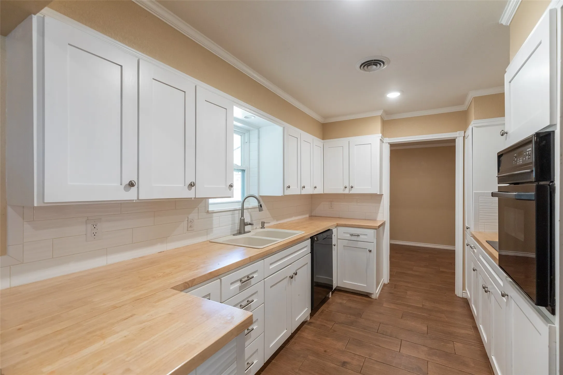 Single Family Residence For Sale in Taylor County , 1702 Glendale Drive, Abilene, Texas 79603, 3 Bedroom, 2 Bathroom, 2 Garage spaces, 1,254 Sqft, built in 1962, mls#21373241, Real Estate Agent in Abilene, Homes For Sale in Taylor county, Homes For Sale in Abilene, Realtor in Abilene Texas, Real Estate Brokerage Independent Realty Texas, Luminita Cordes Realtor