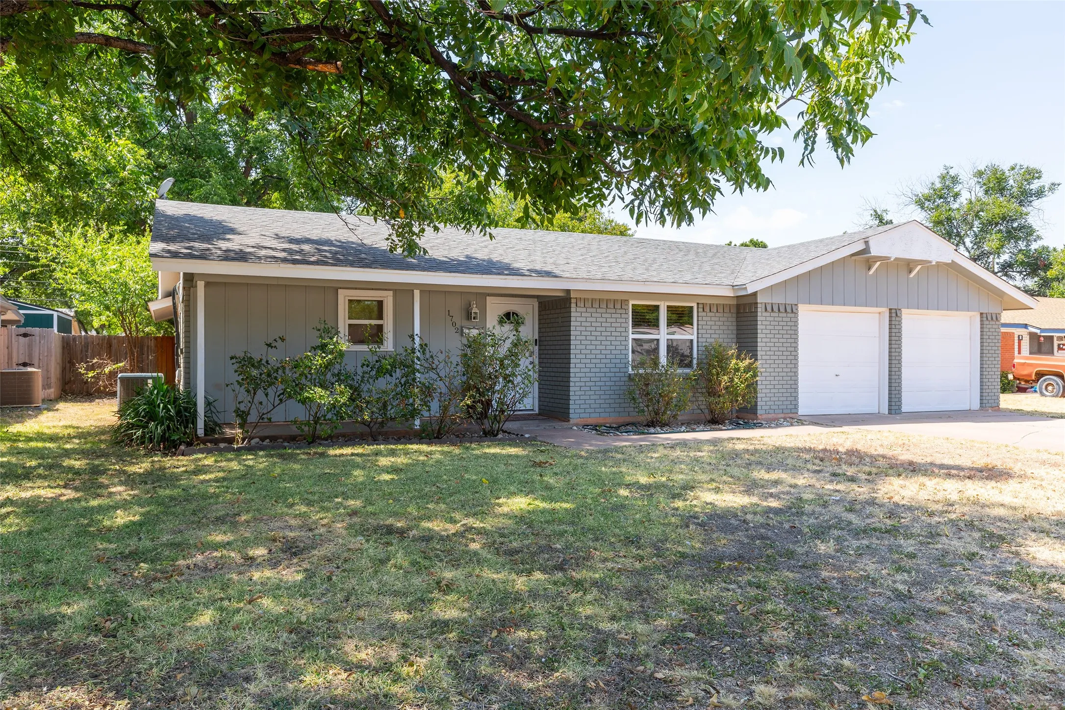 Single Family Residence For Sale in Taylor County , 1702 Glendale Drive, Abilene, Texas 79603, 3 Bedroom, 2 Bathroom, 2 Garage spaces, 1,254 Sqft, built in 1962, mls#21373241, Real Estate Agent in Abilene, Homes For Sale in Taylor county, Homes For Sale in Abilene, Realtor in Abilene Texas, Real Estate Brokerage Independent Realty Texas, Luminita Cordes Realtor