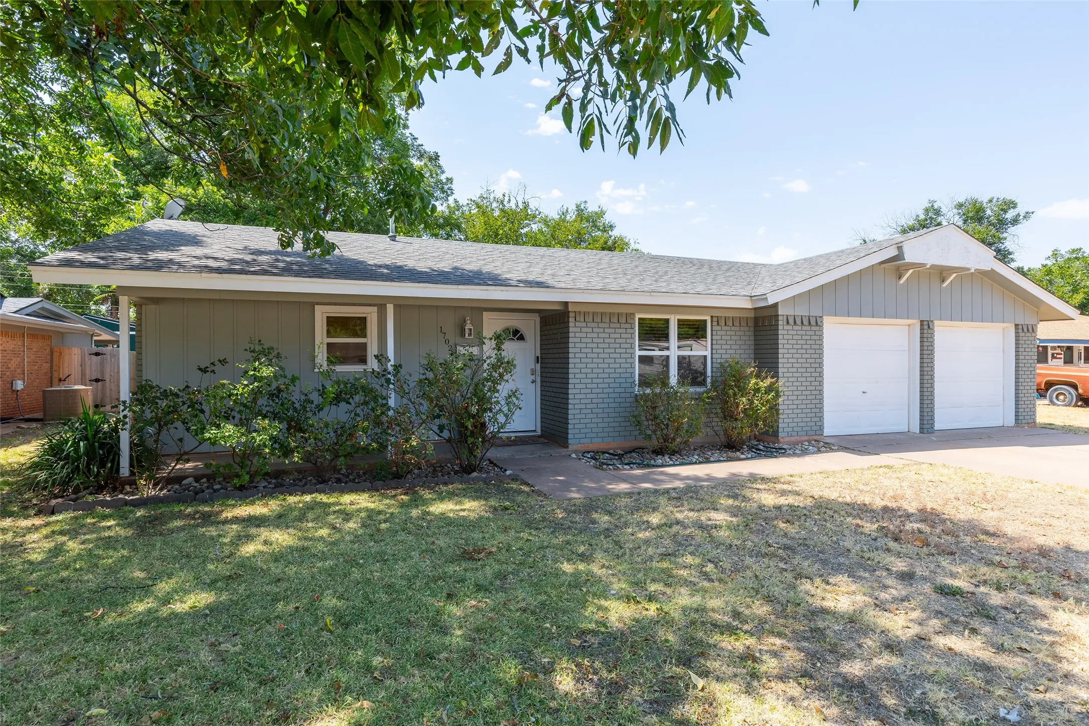 Single Family Residence For Sale in Taylor County , 1702 Glendale Drive, Abilene, Texas 79603, 3 Bedroom, 2 Bathroom, 2 Garage spaces, 1,254 Sqft, built in 1962, mls#21373241, Real Estate Agent in Abilene, Homes For Sale in Taylor county, Homes For Sale in Abilene, Realtor in Abilene Texas, Real Estate Brokerage Independent Realty Texas, Luminita Cordes Realtor