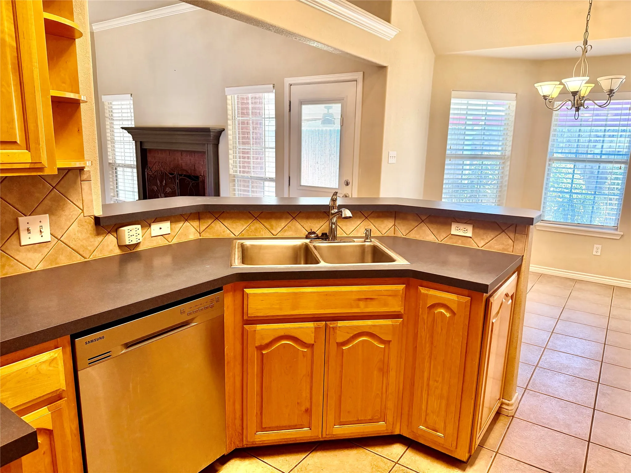 Single Family Residence For Sale in Taylor County , 7325 Willow View Road, Abilene, Texas 79606, 3 Bedroom, 2 Bathroom, 2 Garage spaces, 1,667 Sqft, built in 2002, mls#21366072, Real Estate Agent in Abilene, Homes For Sale in Taylor county, Homes For Sale in Abilene, Realtor in Abilene Texas, Real Estate Brokerage Independent Realty Texas, Luminita Cordes Realtor