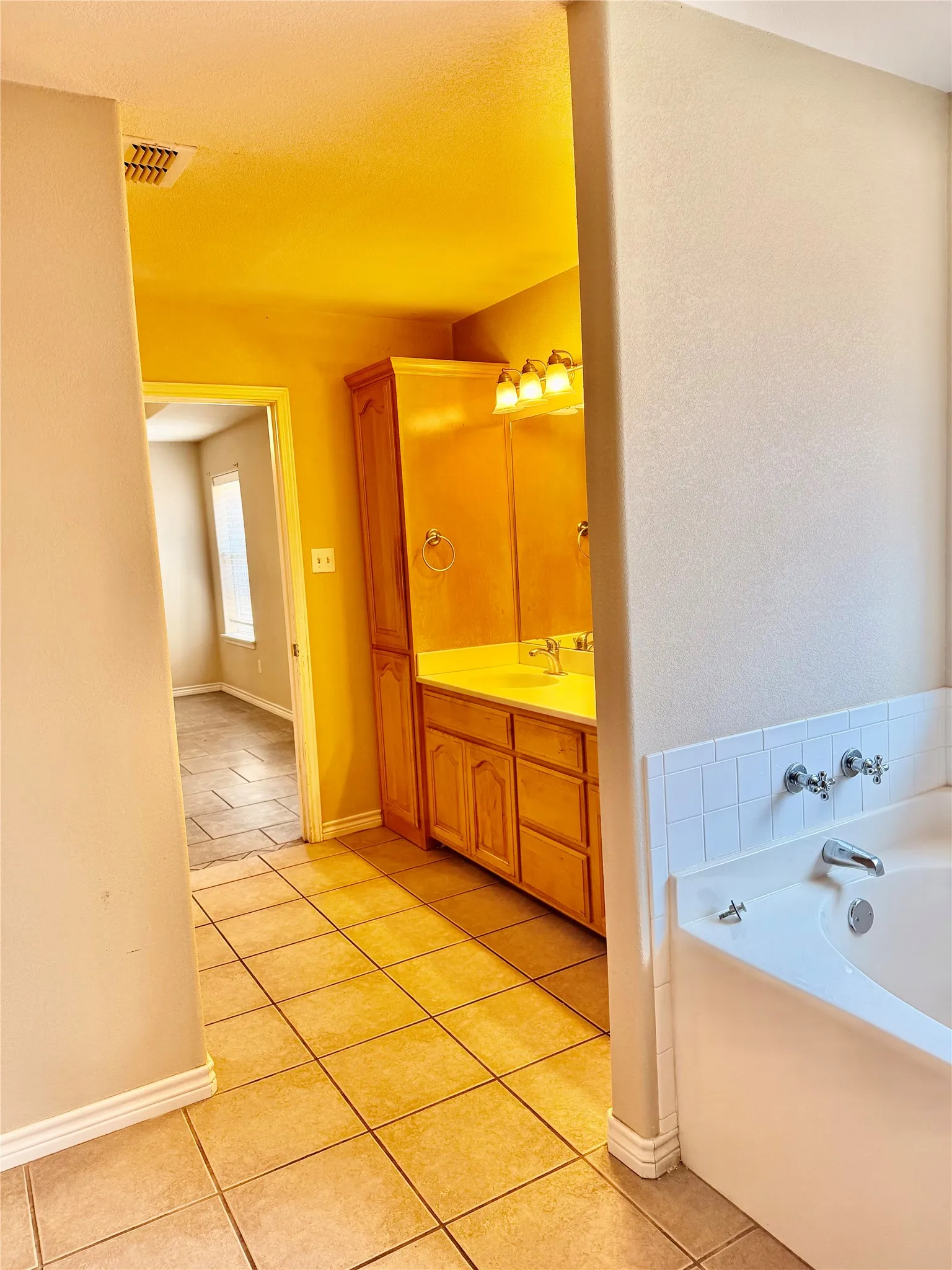 Single Family Residence For Sale in Taylor County , 7325 Willow View Road, Abilene, Texas 79606, 3 Bedroom, 2 Bathroom, 2 Garage spaces, 1,667 Sqft, built in 2002, mls#21366072, Real Estate Agent in Abilene, Homes For Sale in Taylor county, Homes For Sale in Abilene, Realtor in Abilene Texas, Real Estate Brokerage Independent Realty Texas, Luminita Cordes Realtor