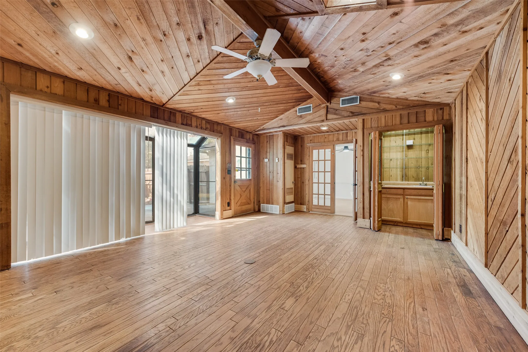 Single Family Residence For Sale in Tarrant County , 721 Thompson Drive, Saginaw, Texas 76179, 4 Bedroom, 2 Bathroom, 1 Garage spaces, 2,175 Sqft, built in 1966, mls#21373295, Real Estate Agent in Saginaw, Homes For Sale in Tarrant county, Homes For Sale in Saginaw, Realtor in Saginaw Texas, Real Estate Brokerage Independent Realty Texas, Luminita Cordes Realtor