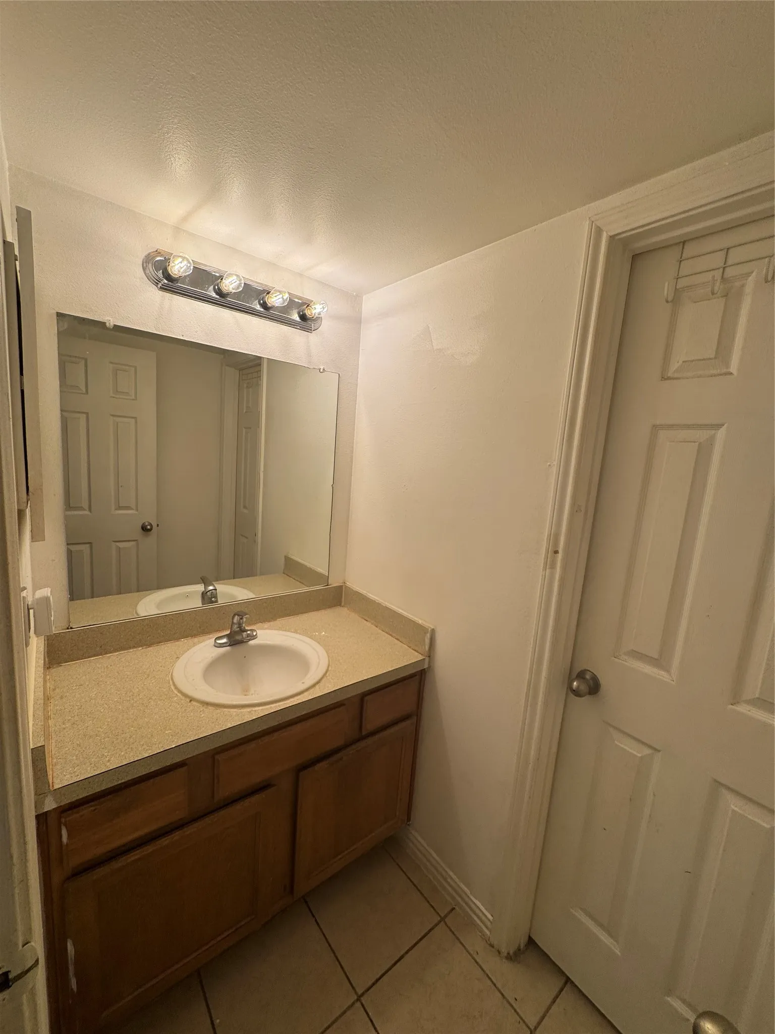 Condominium For Sale in Dallas County , 9817 Walnut Street 107, Dallas, Texas 75243, 2 Bedroom, 1 Bathroom, Garage spaces, 794 Sqft, built in 2007, mls#21373299, Real Estate Agent in Dallas, Homes For Sale in Dallas county, Homes For Sale in Dallas, Realtor in Dallas Texas, Real Estate Brokerage Independent Realty Texas, Luminita Cordes Realtor