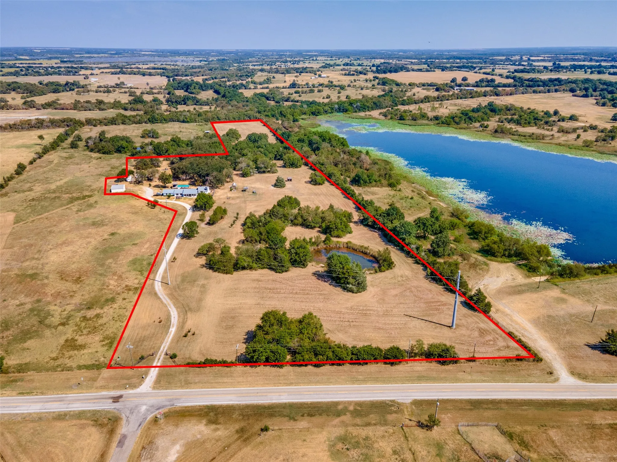 Single Family Residence For Sale in Hunt County , 424 Fm 1563, Wolfe City, Texas 75496, 3 Bedroom, 3 Bathroom, 2 Garage spaces, 2,844 Sqft, built in 1987, mls#21372862, Real Estate Agent in Wolfe City, Homes For Sale in Hunt county, Homes For Sale in Wolfe City, Realtor in Wolfe City Texas, Real Estate Brokerage Independent Realty Texas, Luminita Cordes Realtor