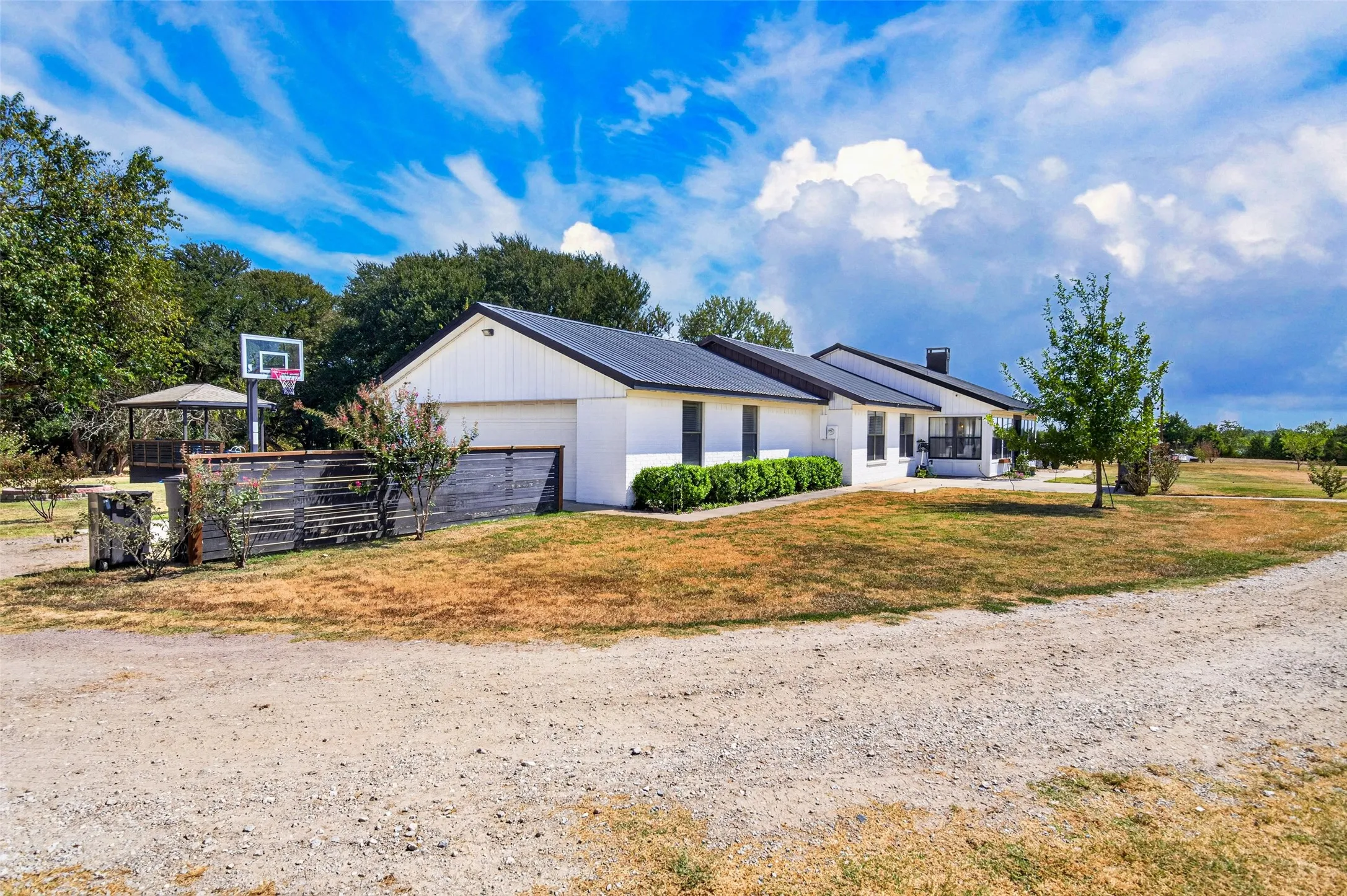 Single Family Residence For Sale in Hunt County , 424 Fm 1563, Wolfe City, Texas 75496, 3 Bedroom, 3 Bathroom, 2 Garage spaces, 2,844 Sqft, built in 1987, mls#21372862, Real Estate Agent in Wolfe City, Homes For Sale in Hunt county, Homes For Sale in Wolfe City, Realtor in Wolfe City Texas, Real Estate Brokerage Independent Realty Texas, Luminita Cordes Realtor