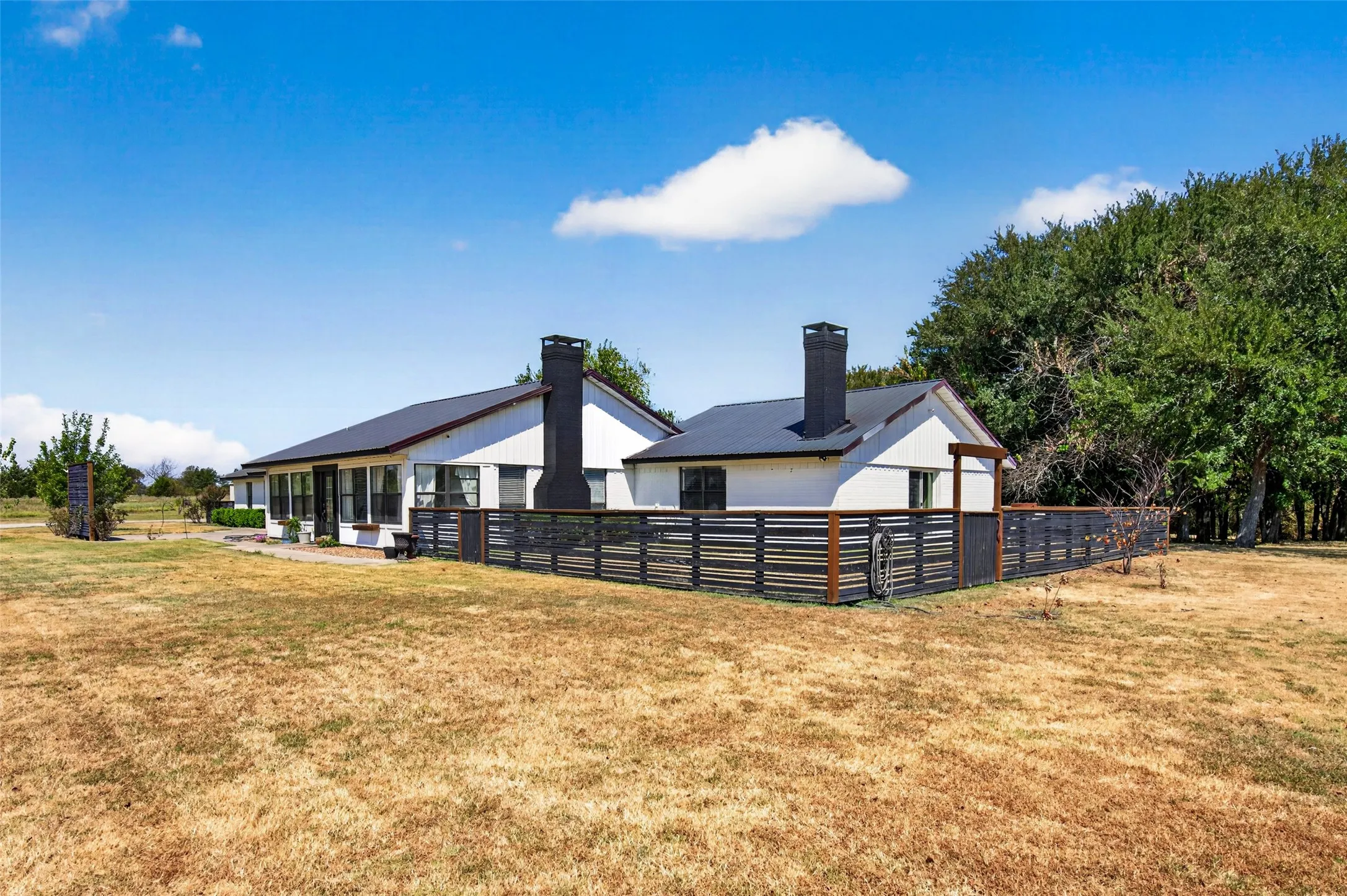 Single Family Residence For Sale in Hunt County , 424 Fm 1563, Wolfe City, Texas 75496, 3 Bedroom, 3 Bathroom, 2 Garage spaces, 2,844 Sqft, built in 1987, mls#21372862, Real Estate Agent in Wolfe City, Homes For Sale in Hunt county, Homes For Sale in Wolfe City, Realtor in Wolfe City Texas, Real Estate Brokerage Independent Realty Texas, Luminita Cordes Realtor
