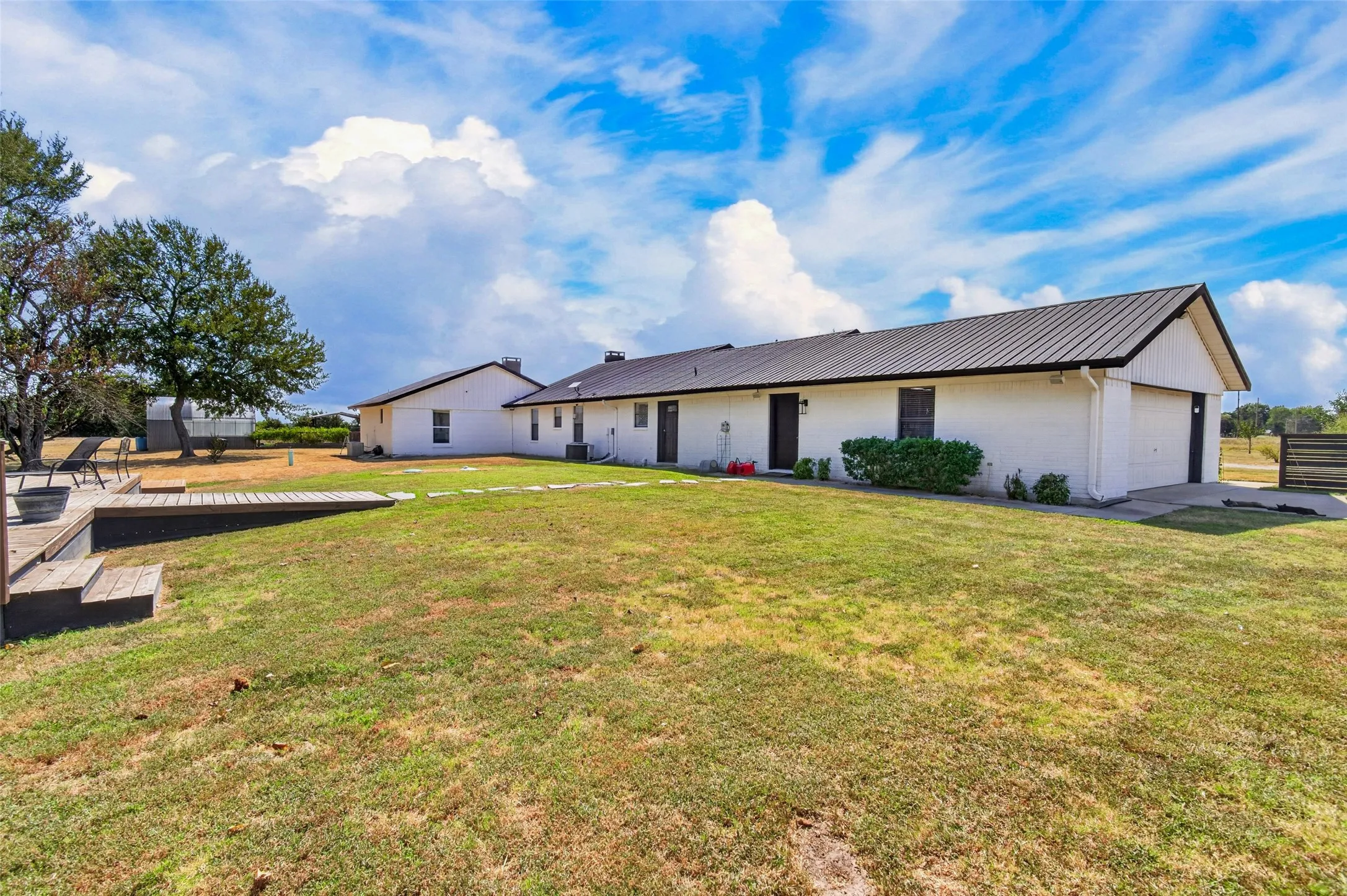 Single Family Residence For Sale in Hunt County , 424 Fm 1563, Wolfe City, Texas 75496, 3 Bedroom, 3 Bathroom, 2 Garage spaces, 2,844 Sqft, built in 1987, mls#21372862, Real Estate Agent in Wolfe City, Homes For Sale in Hunt county, Homes For Sale in Wolfe City, Realtor in Wolfe City Texas, Real Estate Brokerage Independent Realty Texas, Luminita Cordes Realtor