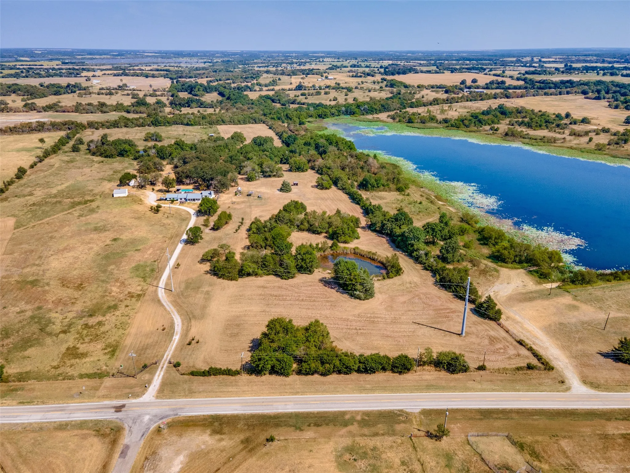 Single Family Residence For Sale in Hunt County , 424 Fm 1563, Wolfe City, Texas 75496, 3 Bedroom, 3 Bathroom, 2 Garage spaces, 2,844 Sqft, built in 1987, mls#21372862, Real Estate Agent in Wolfe City, Homes For Sale in Hunt county, Homes For Sale in Wolfe City, Realtor in Wolfe City Texas, Real Estate Brokerage Independent Realty Texas, Luminita Cordes Realtor