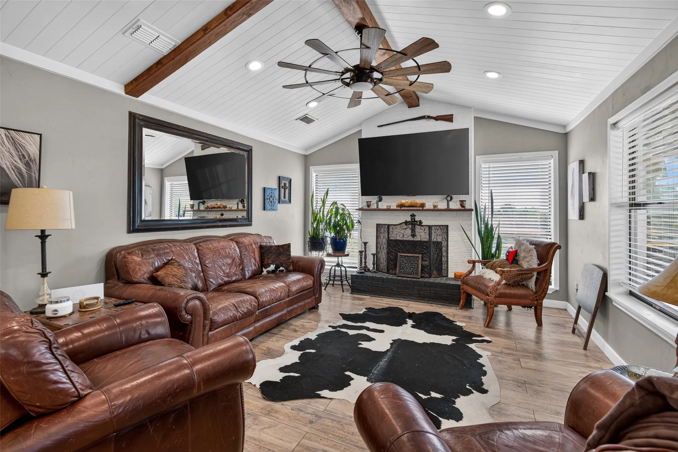 Single Family Residence For Sale in Hunt County , 424 Fm 1563, Wolfe City, Texas 75496, 3 Bedroom, 3 Bathroom, 2 Garage spaces, 2,844 Sqft, built in 1987, mls#21372862, Real Estate Agent in Wolfe City, Homes For Sale in Hunt county, Homes For Sale in Wolfe City, Realtor in Wolfe City Texas, Real Estate Brokerage Independent Realty Texas, Luminita Cordes Realtor