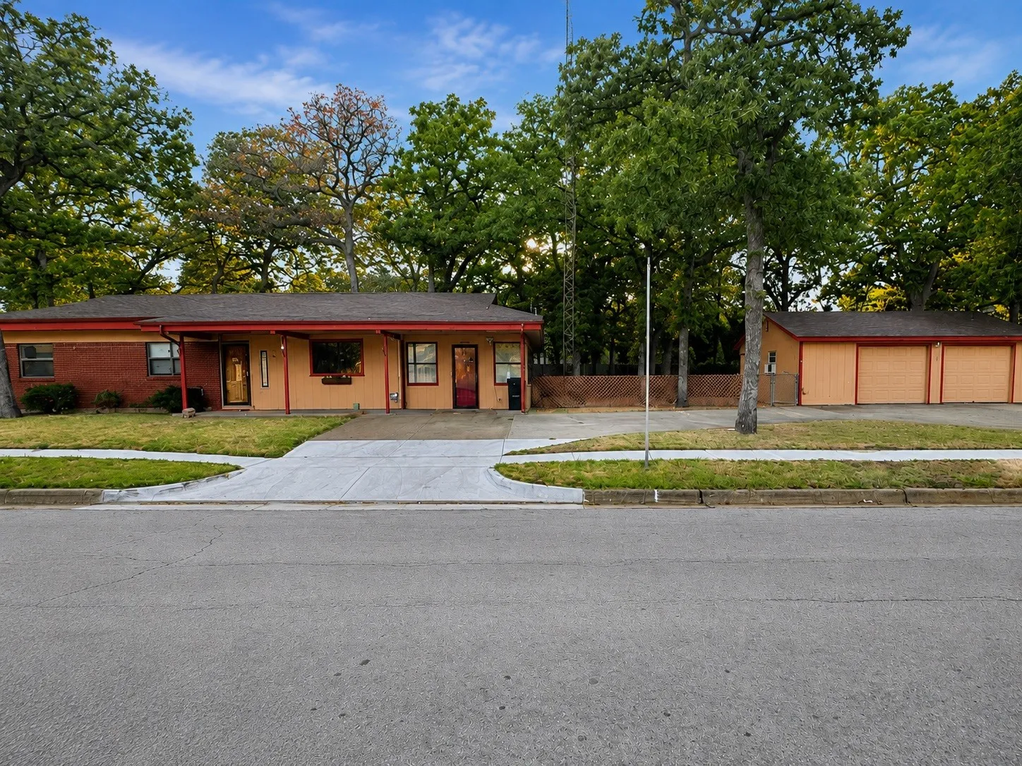 Single Family Residence For Sale in Tarrant County , 801 Paula Street, Kennedale, Texas 76060, 3 Bedroom, 2 Bathroom, 2 Garage spaces, 1,764 Sqft, built in 1959, mls#21372790, Real Estate Agent in Kennedale, Homes For Sale in Tarrant county, Homes For Sale in Kennedale, Realtor in Kennedale Texas, Real Estate Brokerage Independent Realty Texas, Luminita Cordes Realtor