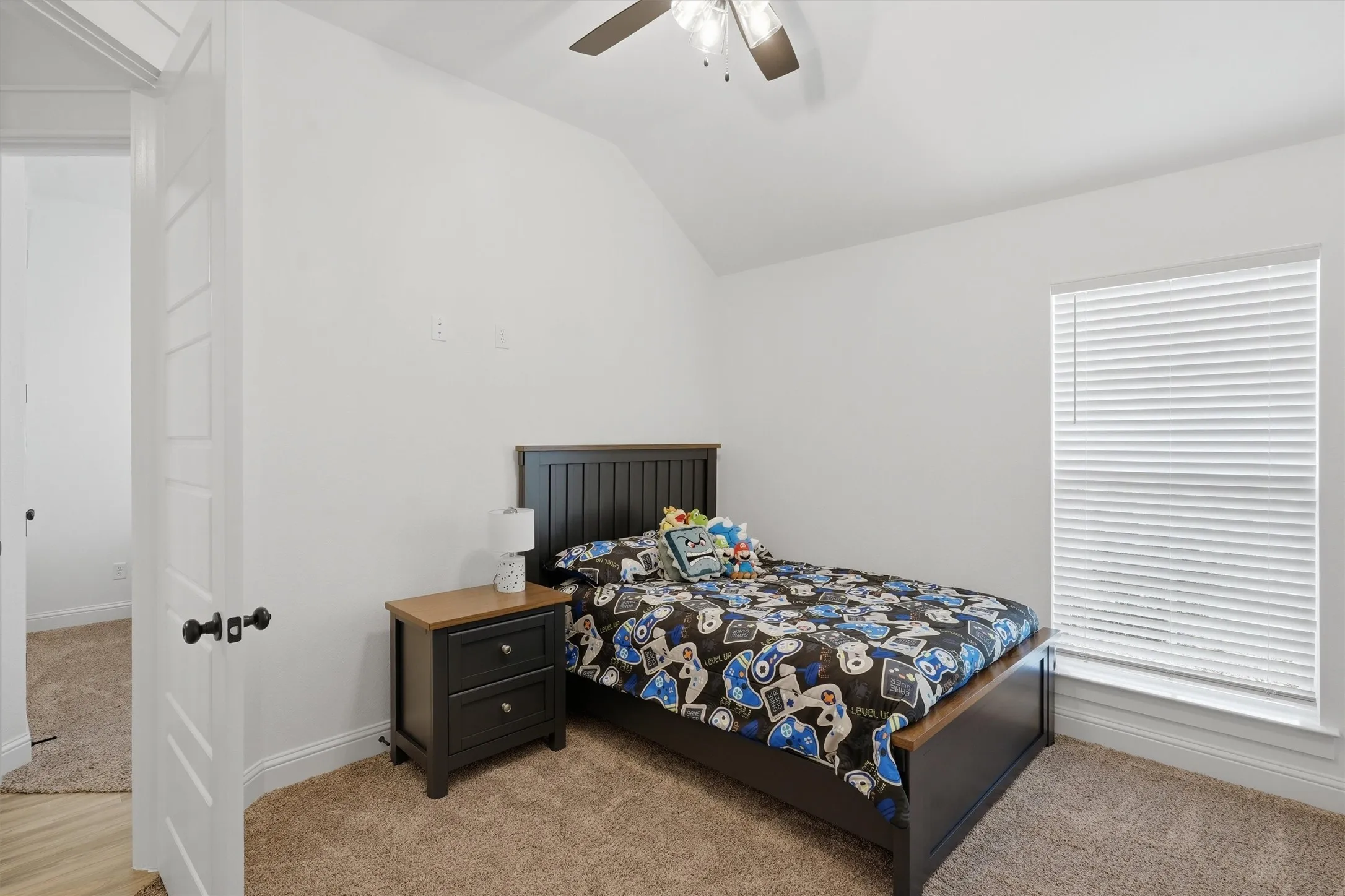 Vaulted ceiling with a ceiling fan