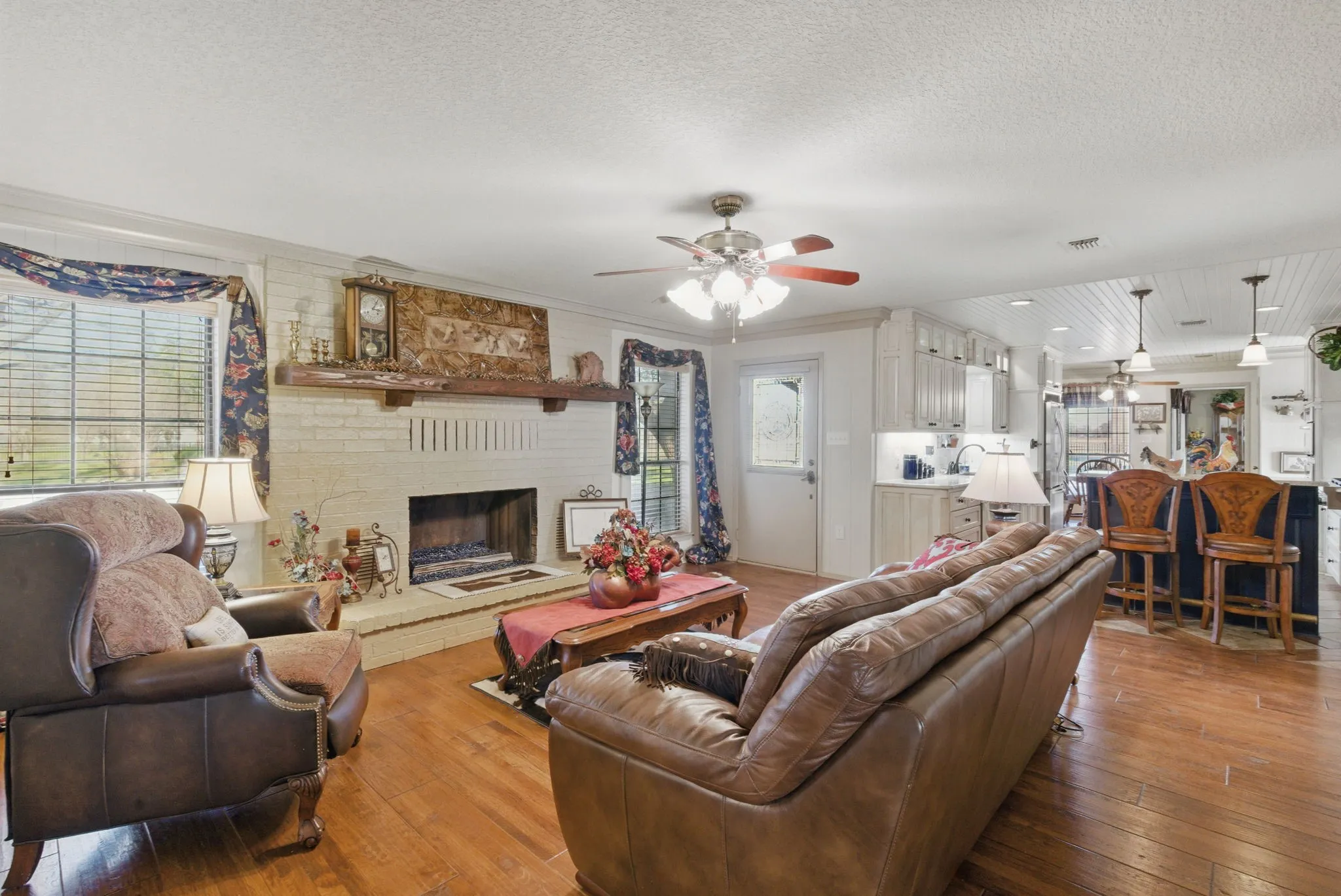Single Family Residence For Sale in Parker County , 401 Hubbard Lane, Lipan, Texas 76462, 3 Bedroom, 4 Bathroom, 2 Garage spaces, 2,418 Sqft, built in 1979, mls#21372719, Real Estate Agent in Lipan, Homes For Sale in Parker county, Homes For Sale in Lipan, Realtor in Lipan Texas, Real Estate Brokerage Independent Realty Texas, Luminita Cordes Realtor